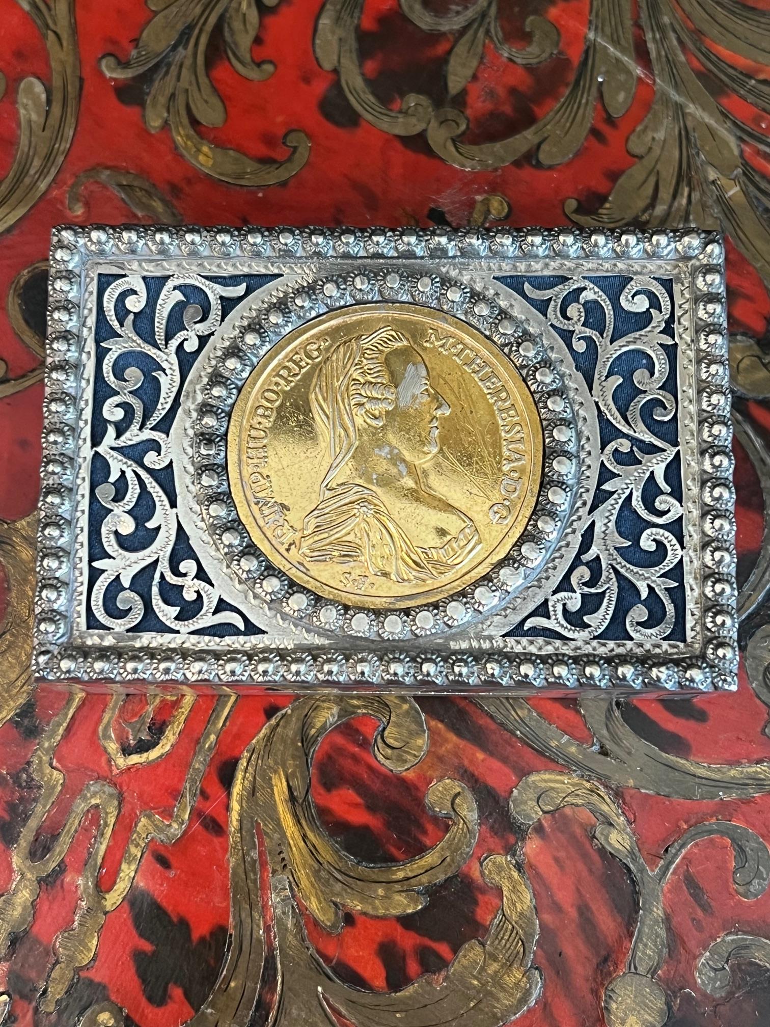 A RUSSIAN SILVER SNUFF BOX INLAID WITH A MARIA THERESA COIN - Image 4 of 6