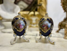 MEISSEN: A PAIR OF LATE 19TH / EARLY 20TH CENTURY PORCELAIN EGG SHAPED TEA CADDIES