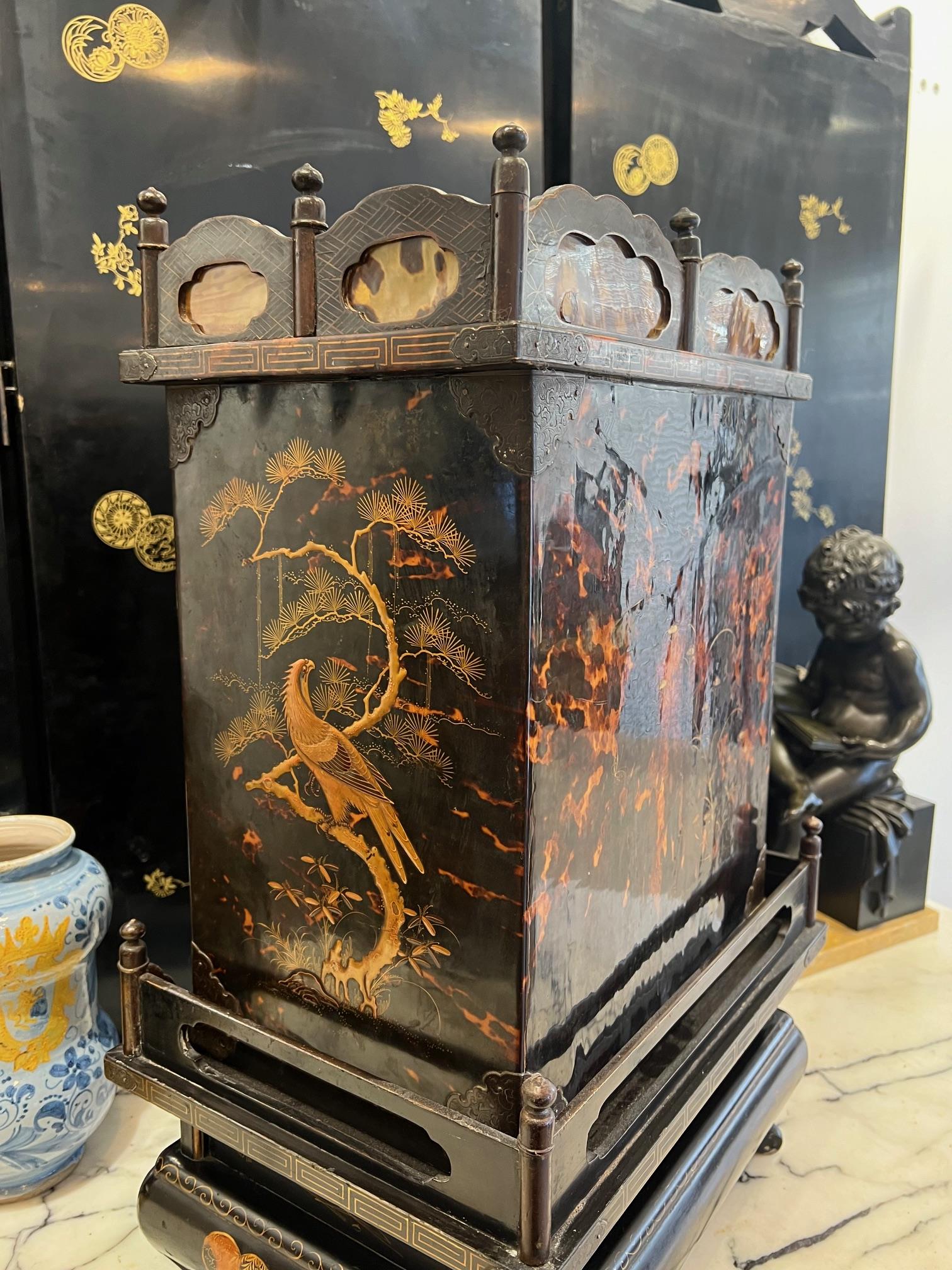 A FINE LATE 19TH CENTURY JAPANESE TORTOISESHELL, LACQUER AND GOLD TABLE CABINET - Bild 4 aus 12