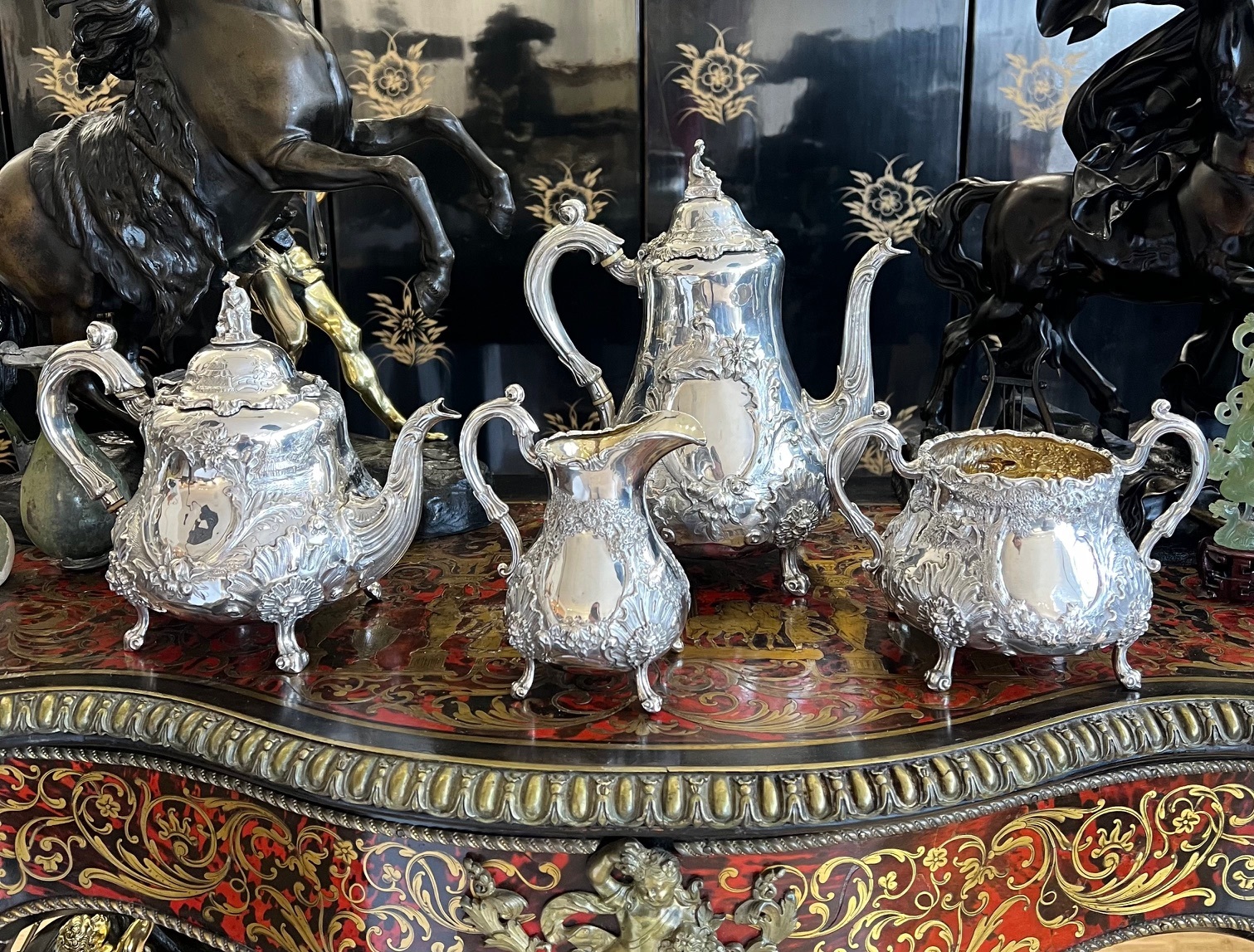 A RARE 19TH CENTURY SILVER TEA AND COFFEE SET WITH SCENES OF TEA AND COFFEE PRODUCTION - Bild 2 aus 17