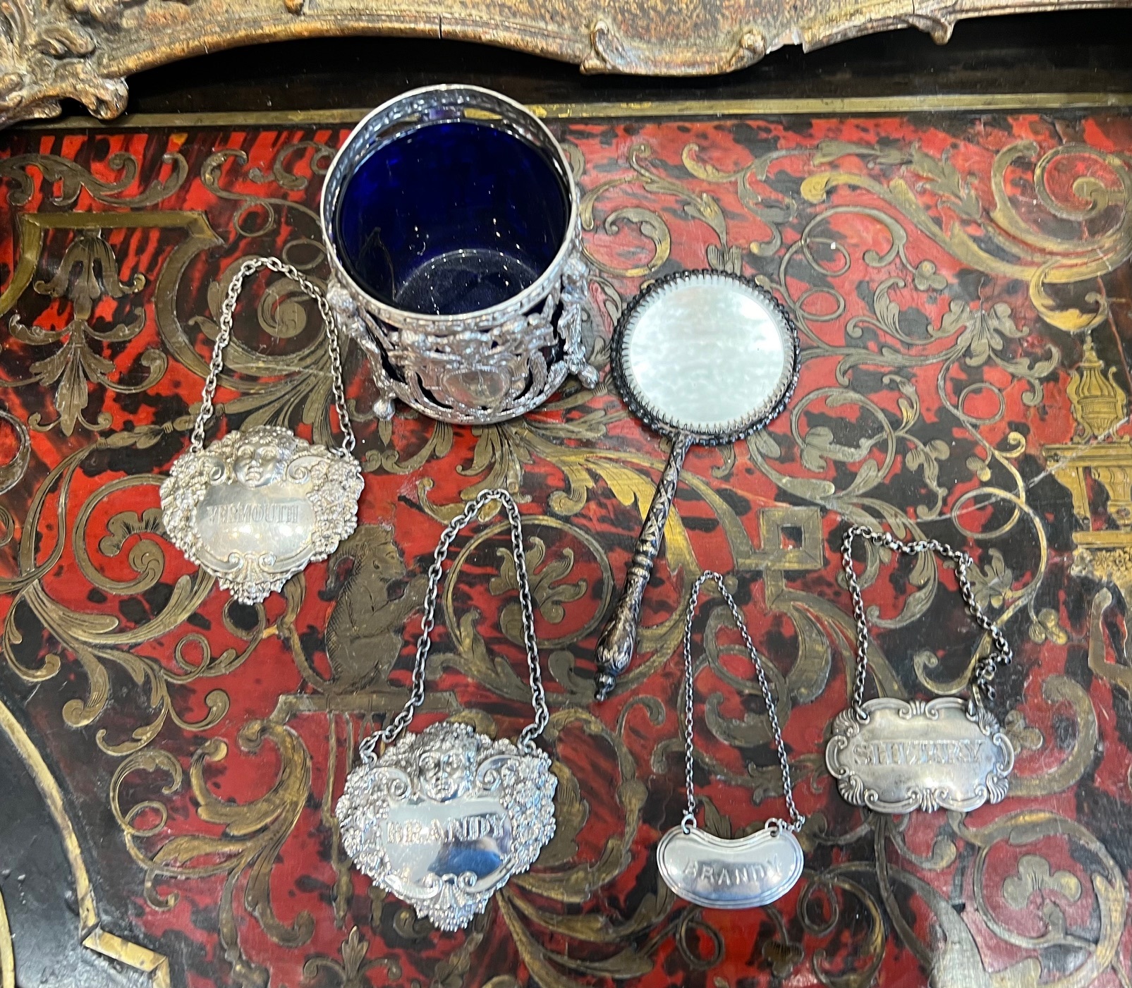 A SMALL MIXED LOT OF SILVER AND SILVER PLATE - Image 2 of 3