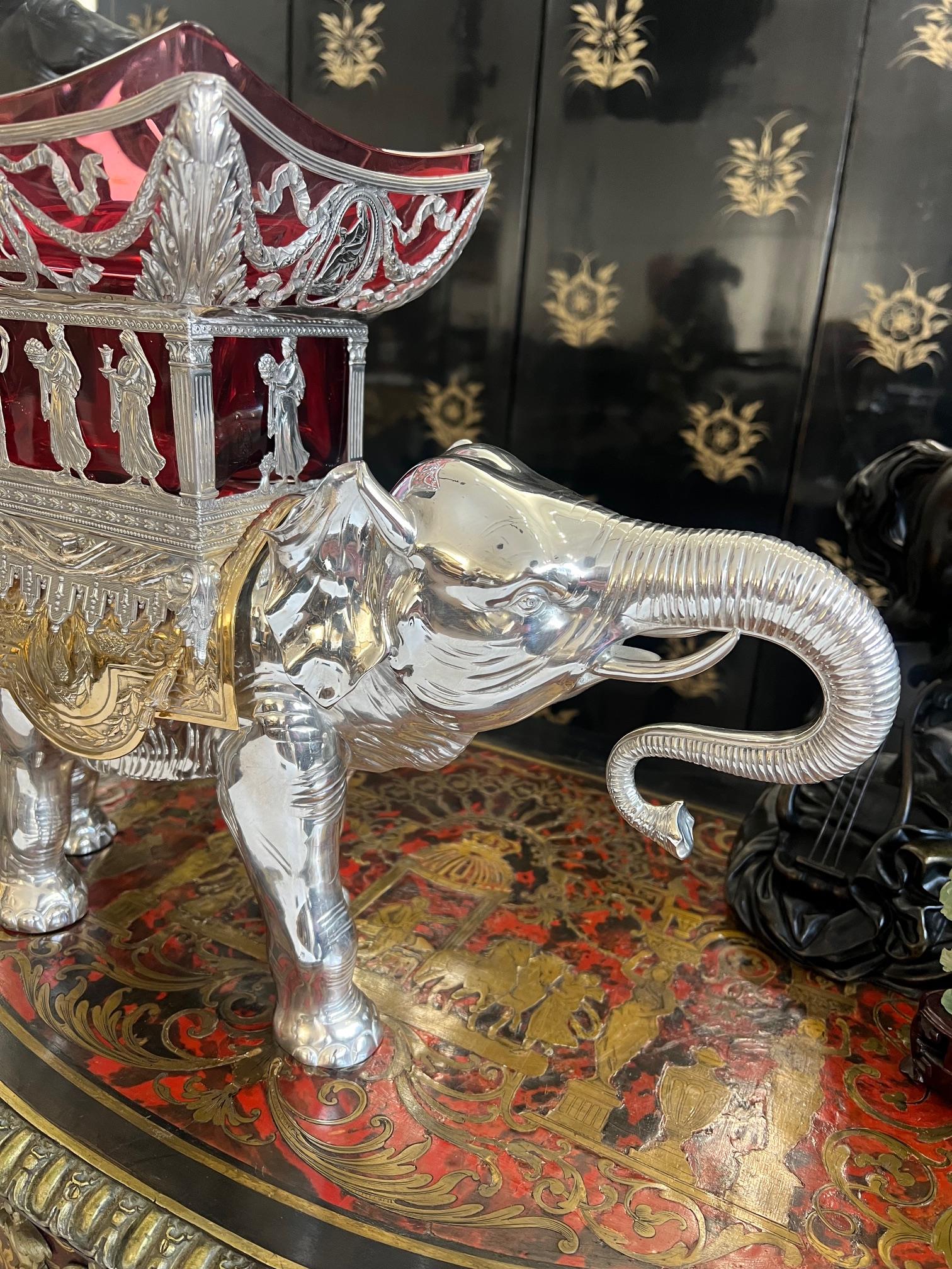 A LARGE SILVER, SILVER GILT AND RUBY GLASS ELEPHANT VASE, GERMAN, 20TH CENTURY - Bild 3 aus 7