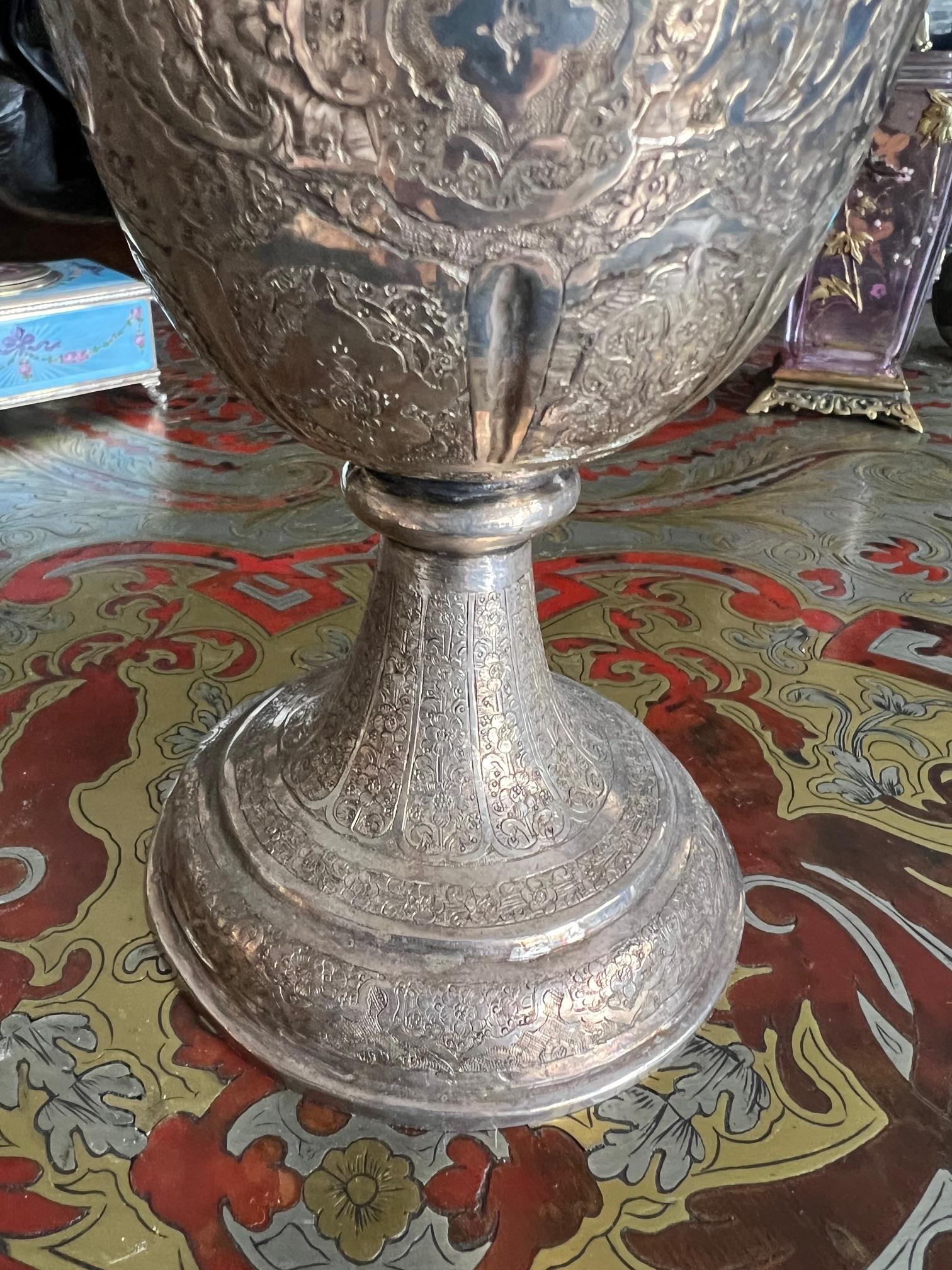 A PERSIAN SILVER TWIN HANDLED VASE - Image 8 of 10