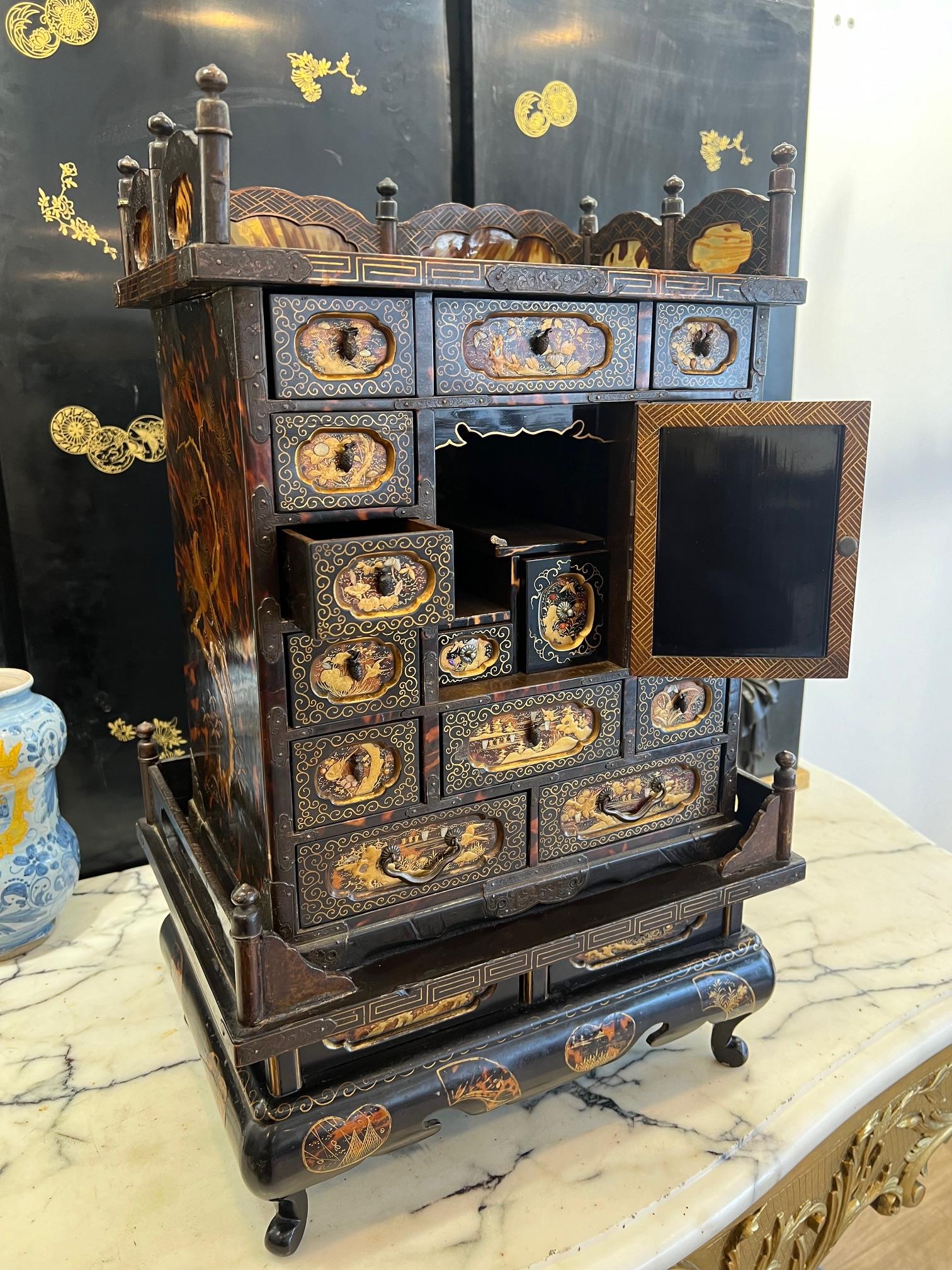 A FINE LATE 19TH CENTURY JAPANESE TORTOISESHELL, LACQUER AND GOLD TABLE CABINET - Bild 11 aus 12