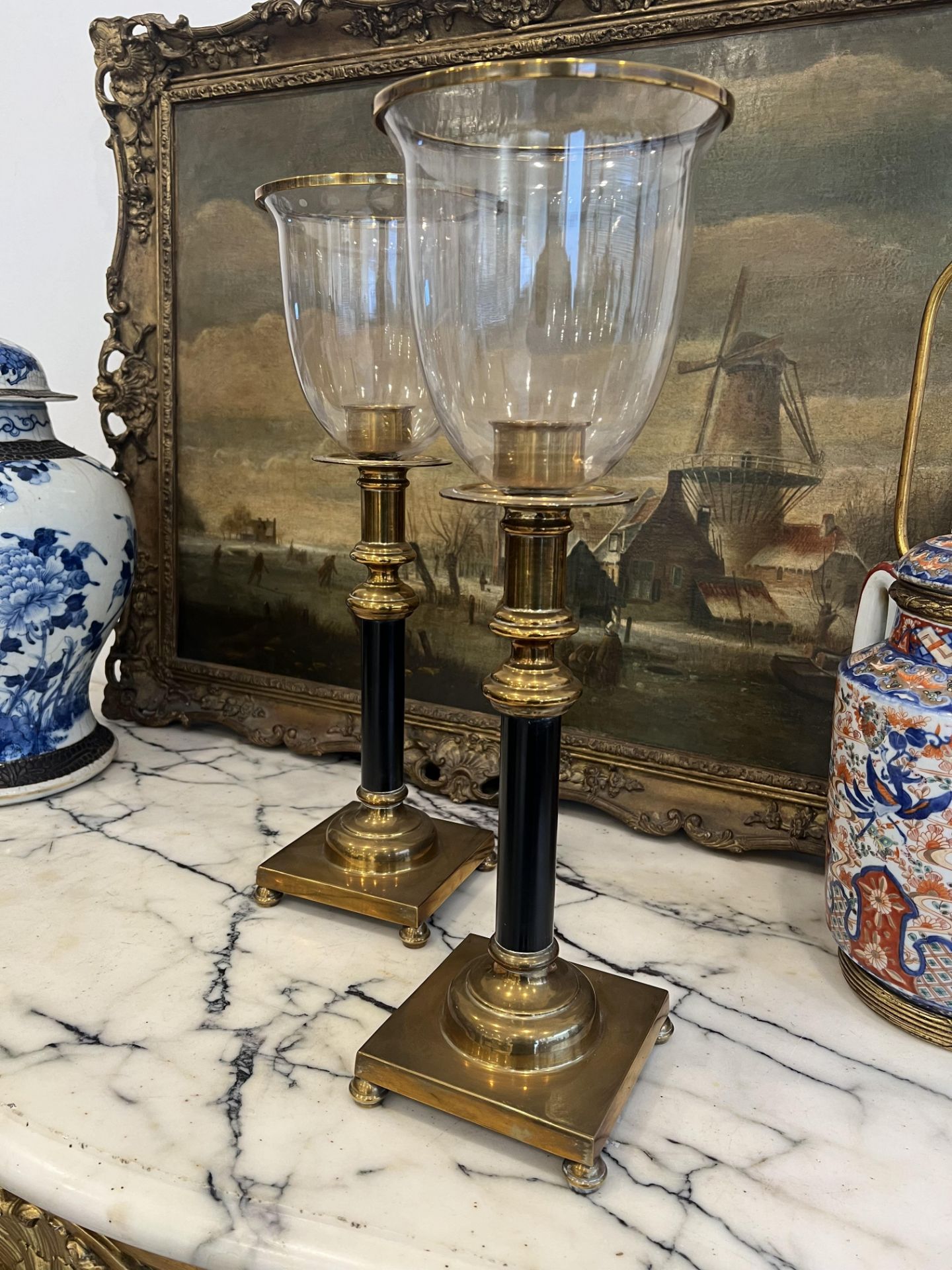 A PAIR OF REGENCY STYLE BRASS HURRICANE LAMPS - Image 3 of 4