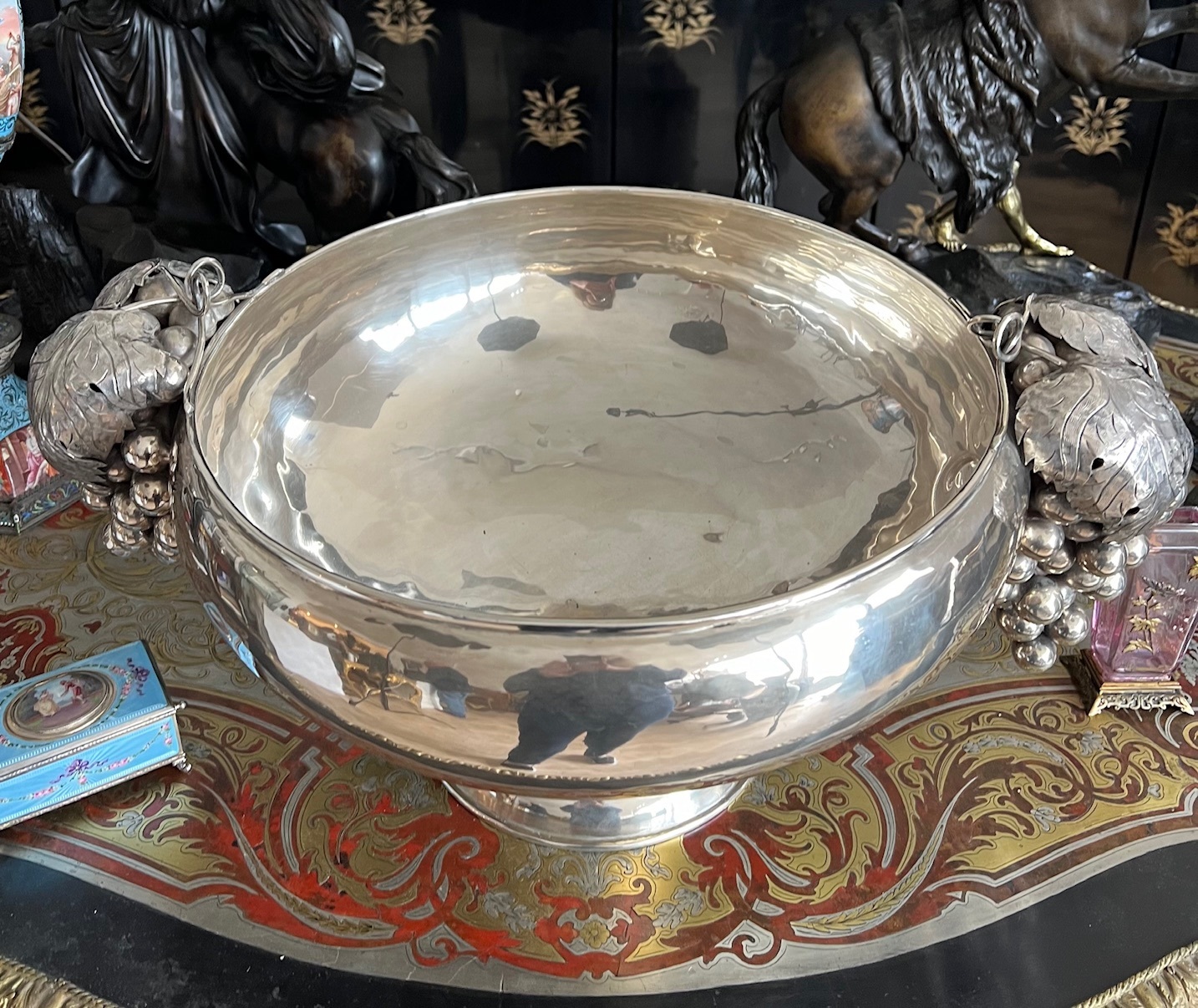 A MONUMENTAL BUCCELLATI STYLE STERLING SILVER PUNCH BOWL - Image 3 of 9