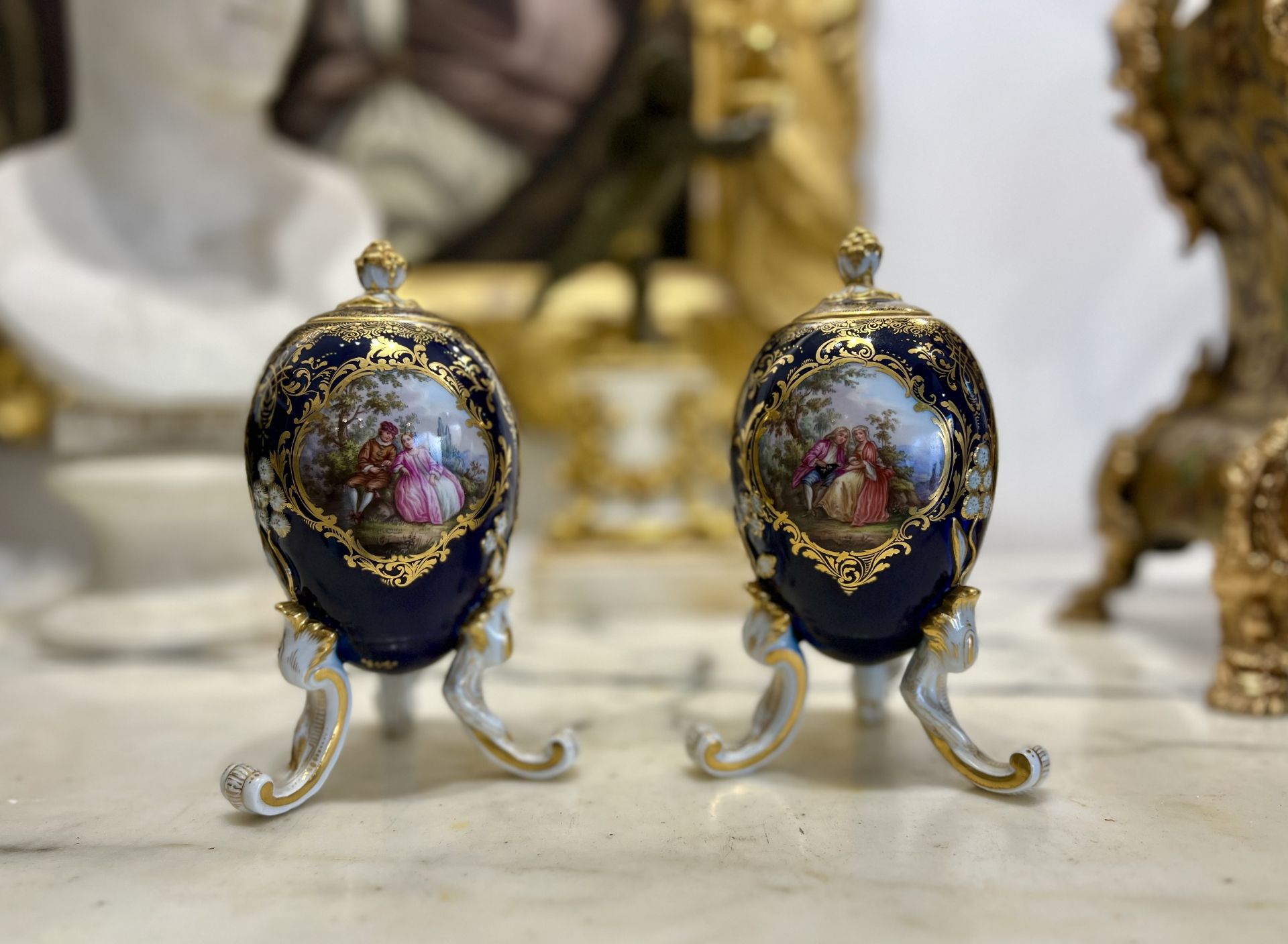 MEISSEN: A PAIR OF LATE 19TH / EARLY 20TH CENTURY PORCELAIN EGG SHAPED TEA CADDIES - Image 2 of 5