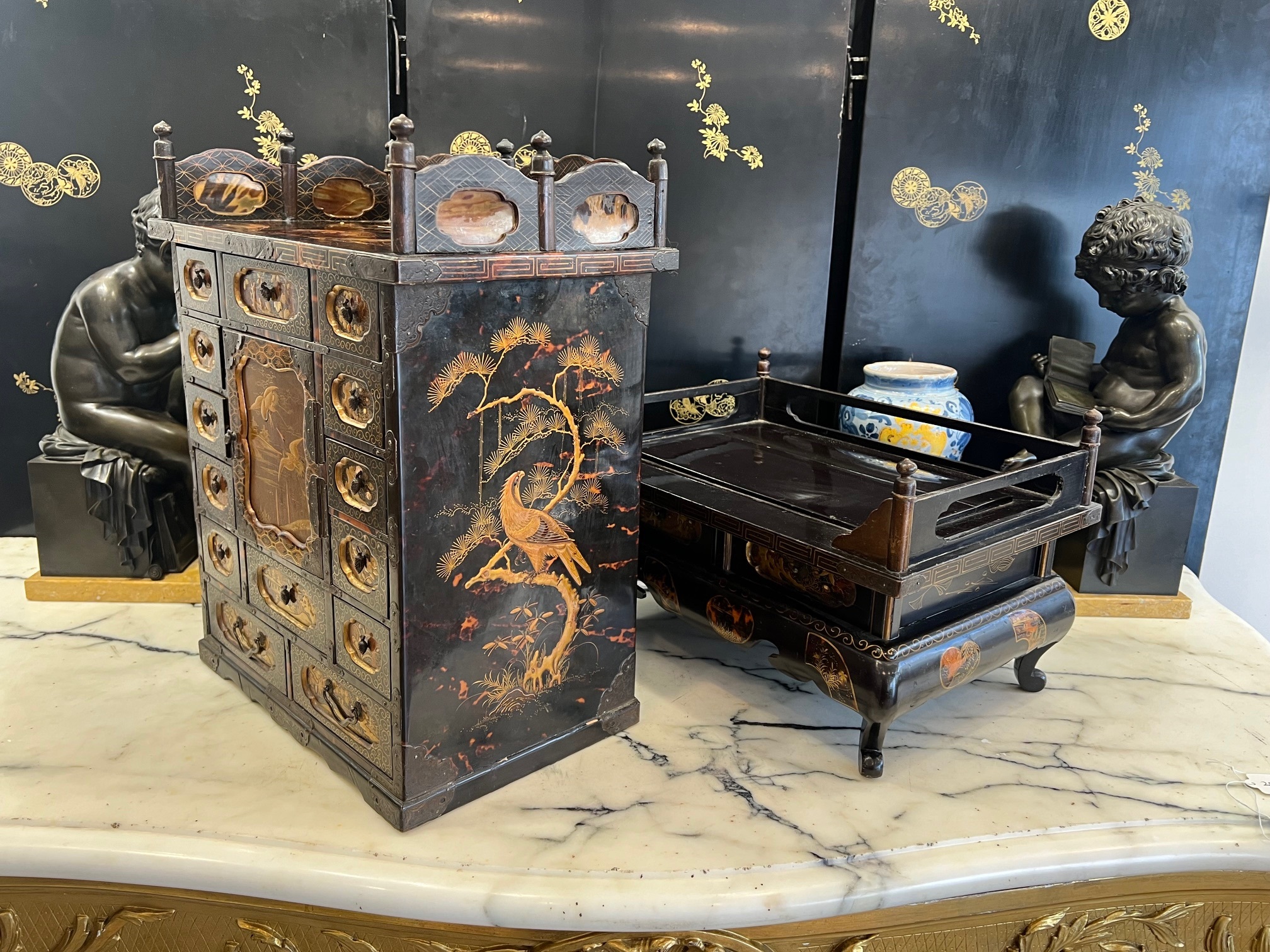 A FINE LATE 19TH CENTURY JAPANESE TORTOISESHELL, LACQUER AND GOLD TABLE CABINET - Bild 5 aus 12