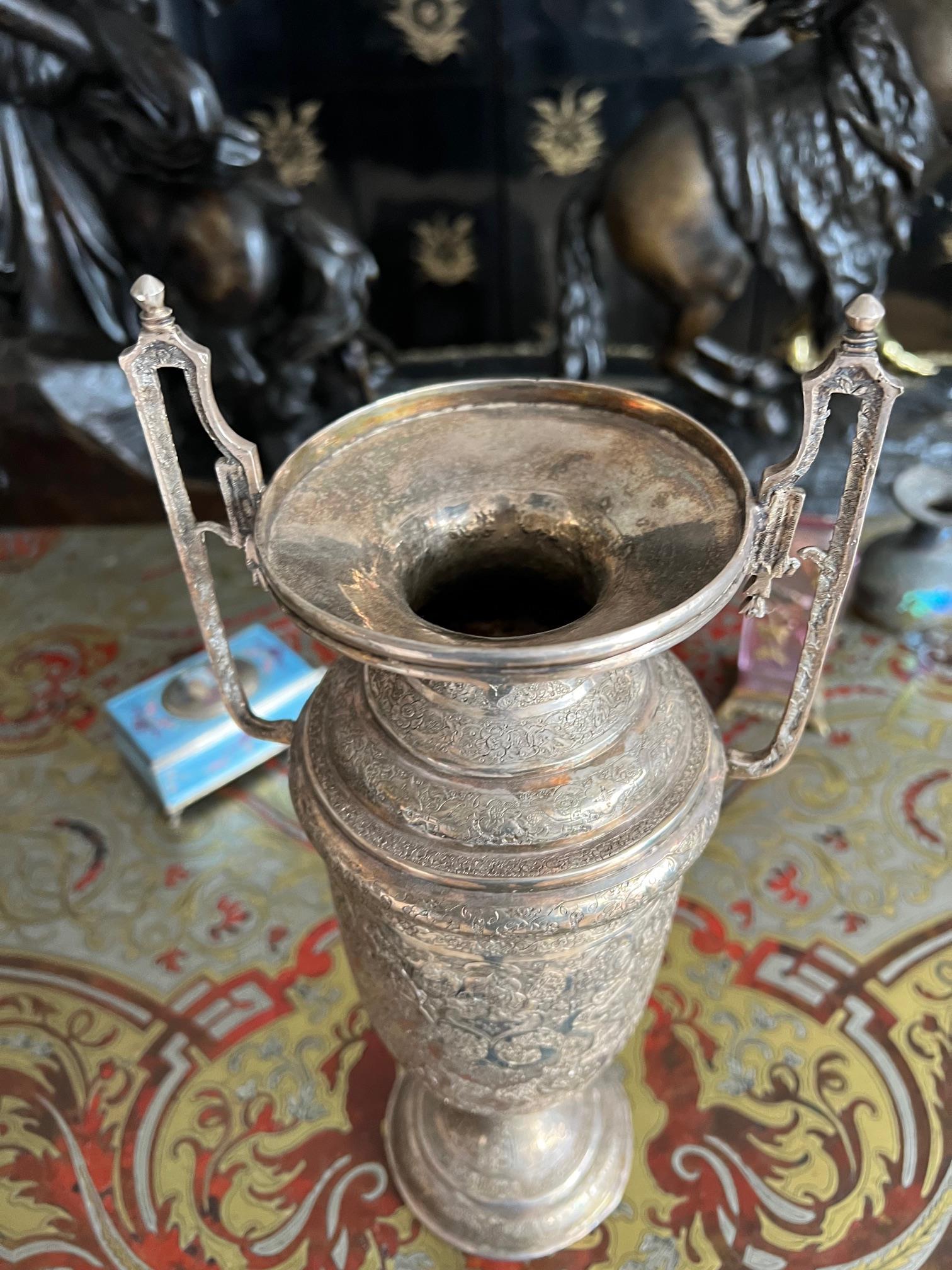 A PERSIAN SILVER TWIN HANDLED VASE - Image 4 of 10