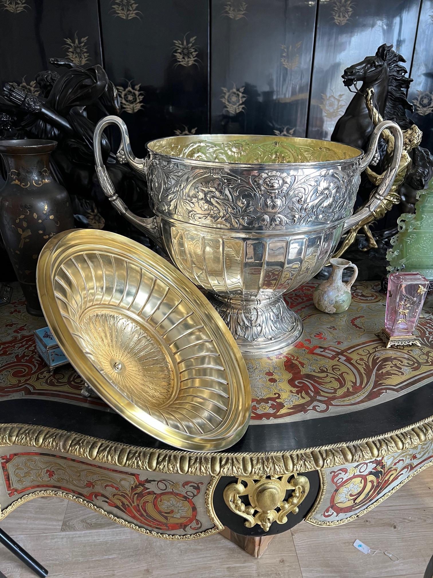 A MASSIVE SILVER CUP AND COVER, GERMAN, C. 1910 - Bild 7 aus 9
