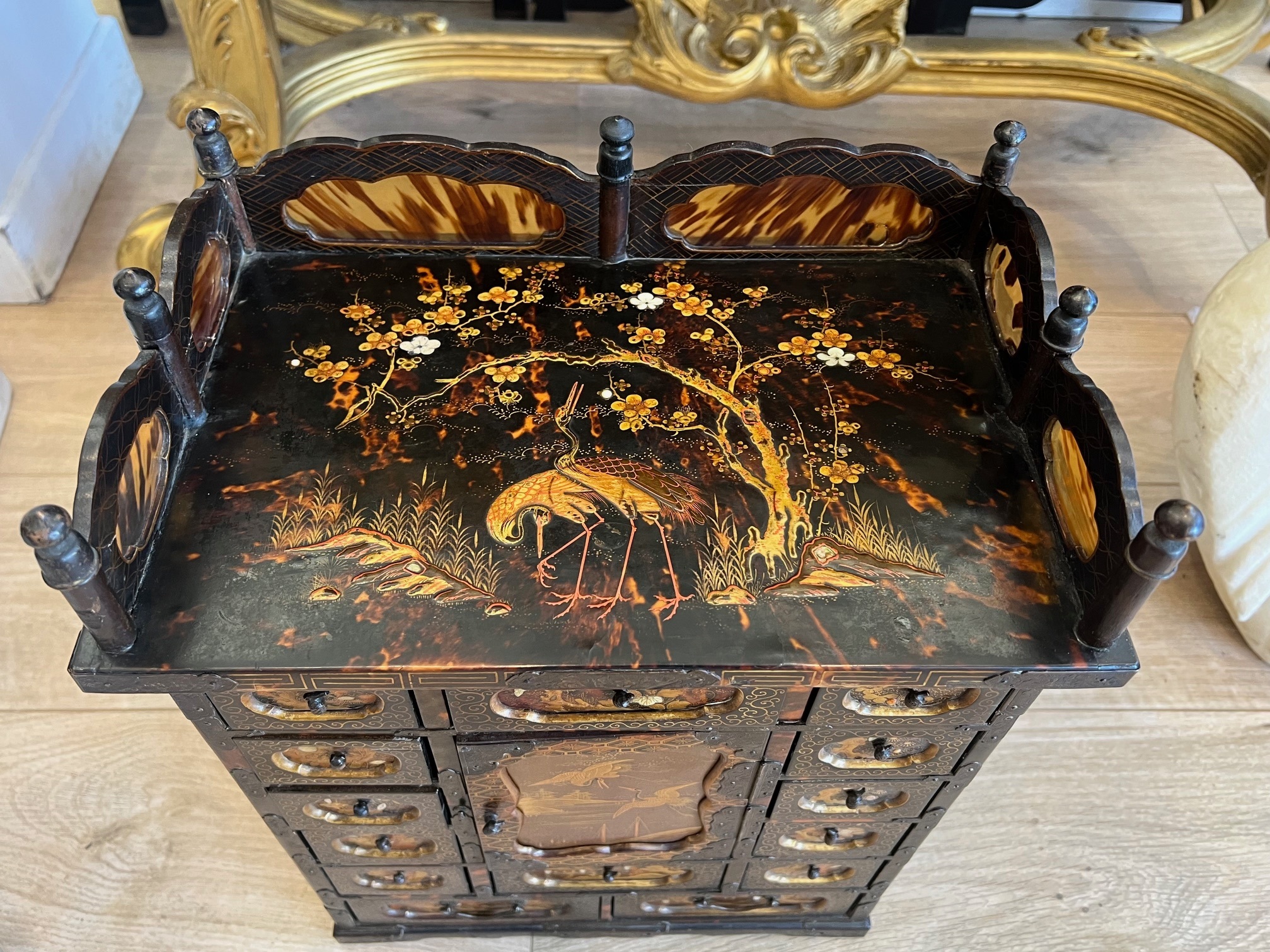 A FINE LATE 19TH CENTURY JAPANESE TORTOISESHELL, LACQUER AND GOLD TABLE CABINET - Bild 10 aus 12