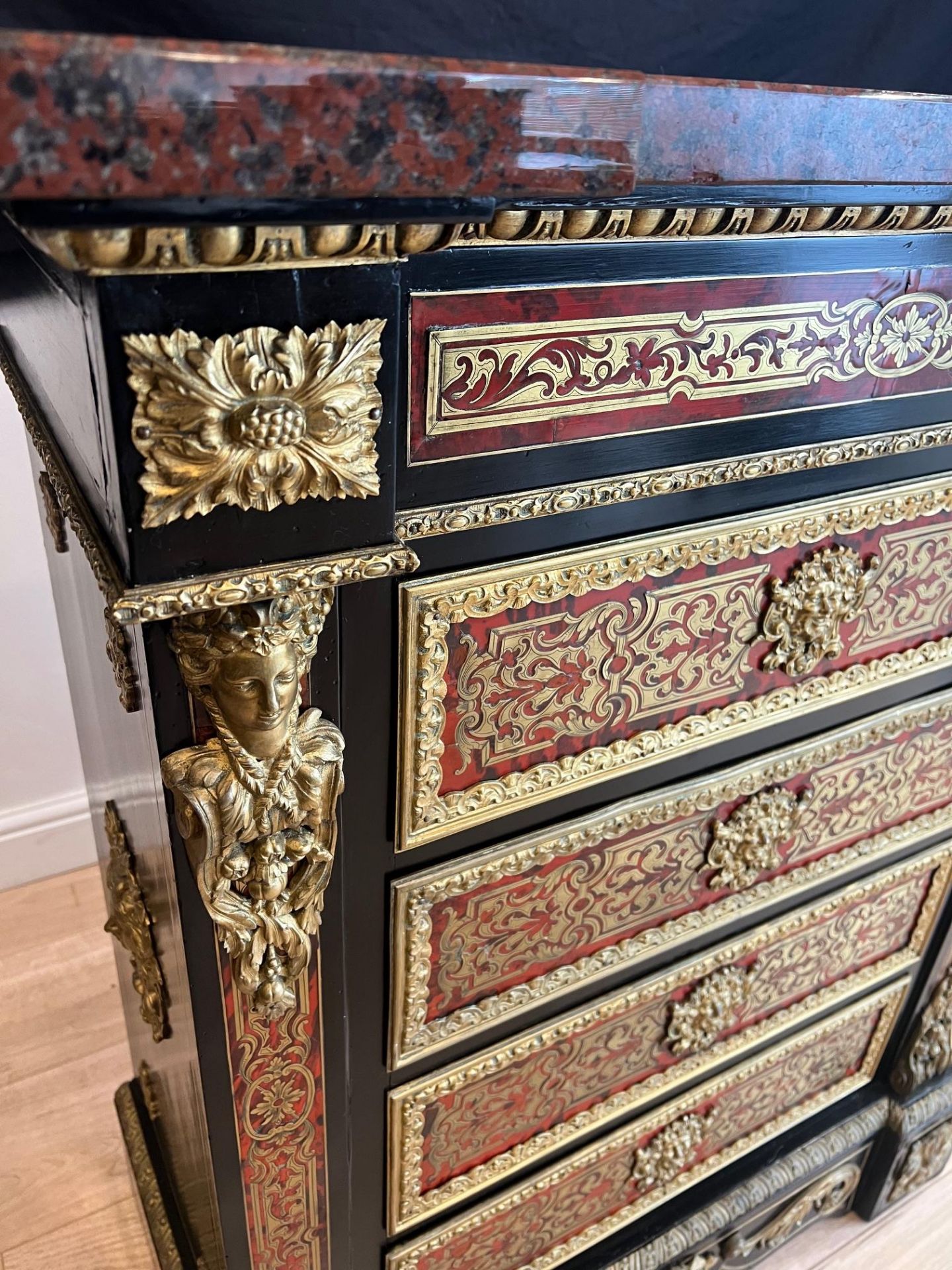 A FINE LATE 19TH CENTURY BOULLE STYLE TORTOISESHELL AND CUT BRASS CHEST OF DRAWERS - Image 5 of 8