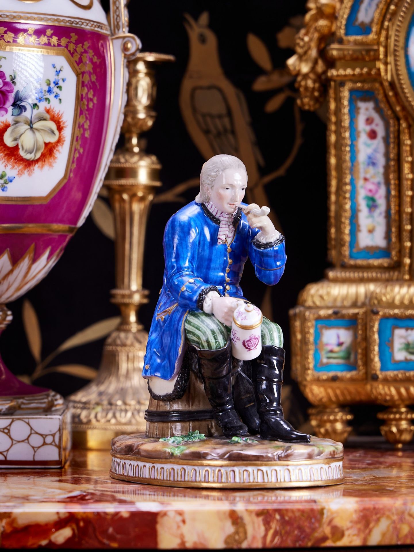 MEISSEN: AN EARLY 19TH CENTURY PORCELAIN FIGURE OF A GENTLEMAN SMOKING A PIPE