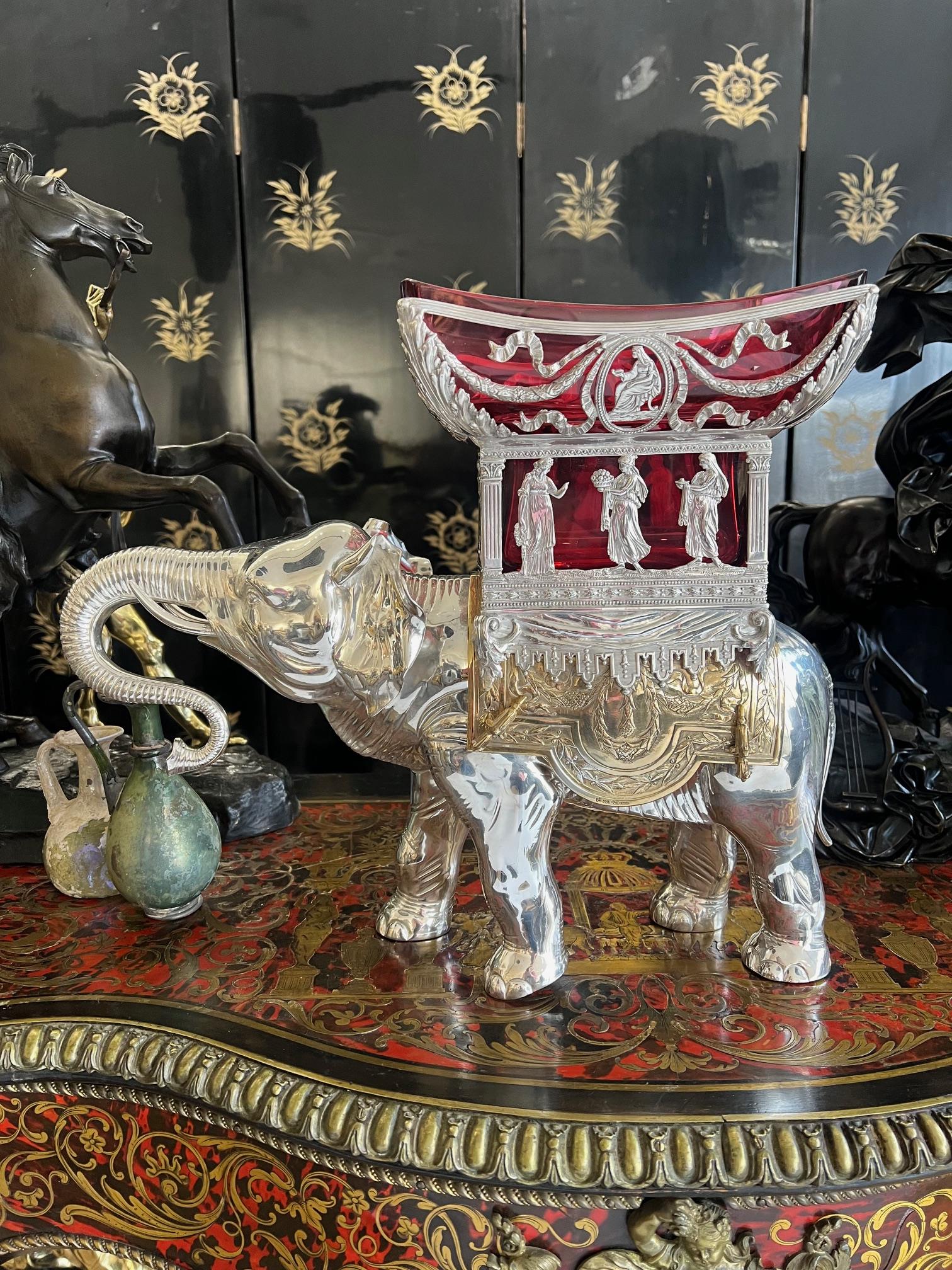 A LARGE SILVER, SILVER GILT AND RUBY GLASS ELEPHANT VASE, GERMAN, 20TH CENTURY - Bild 2 aus 7