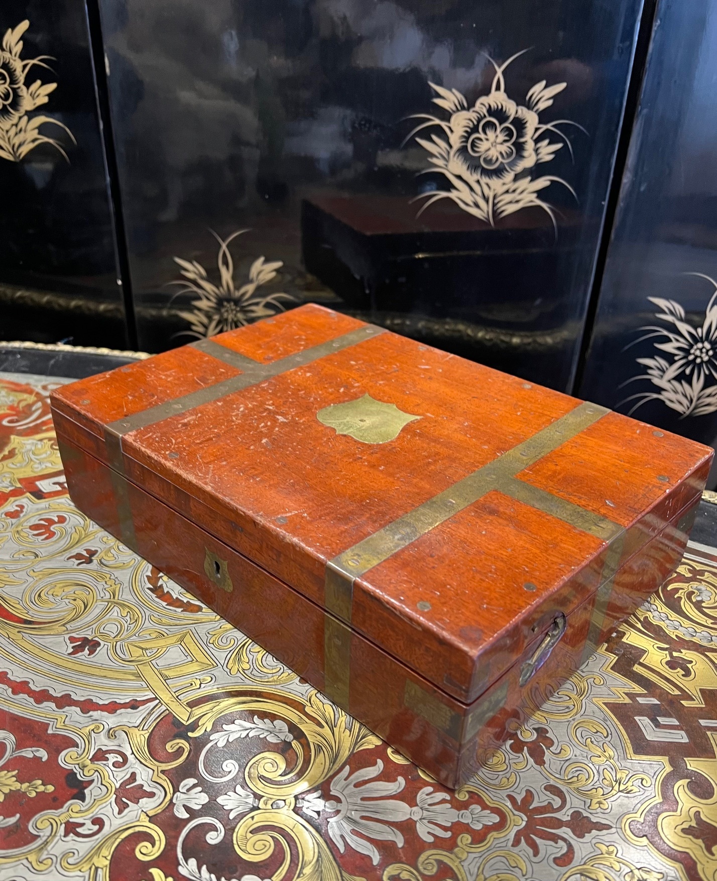 A 19TH CENTURY MAHOGANY AND BRASS BOUND DOCTOR'S BOX - Image 3 of 4