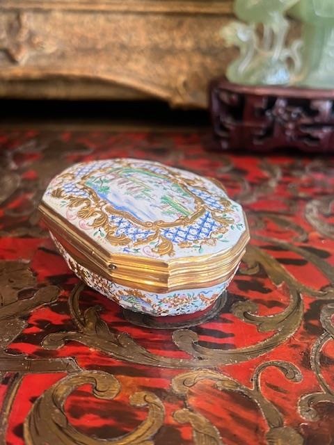 A MID 18TH CENTURY GERMAN SILVER GILT, GOLD MOUNTED AND ENAMELLED SNUFF BOX - Image 3 of 6