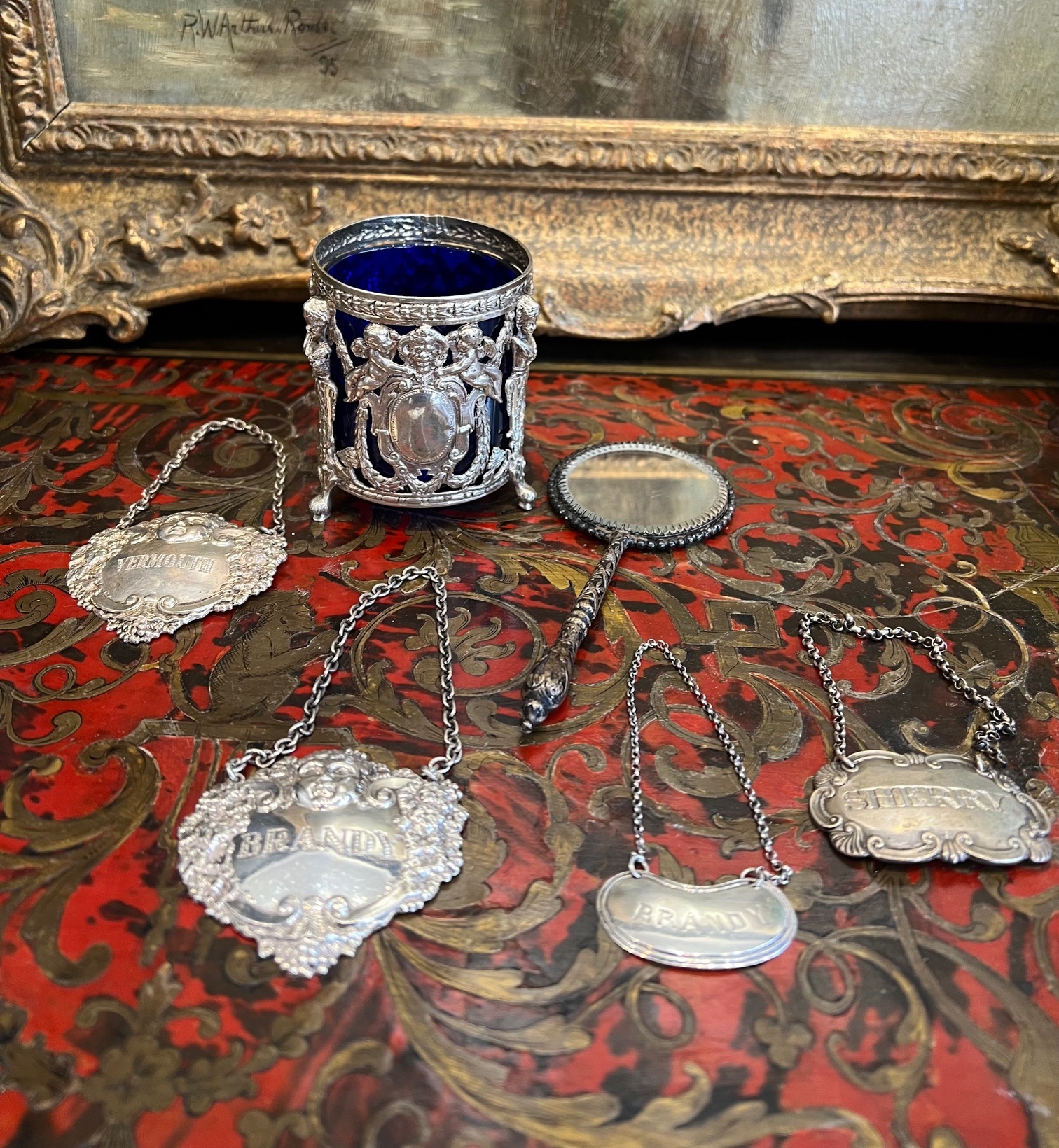 A SMALL MIXED LOT OF SILVER AND SILVER PLATE