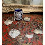 A SMALL MIXED LOT OF SILVER AND SILVER PLATE