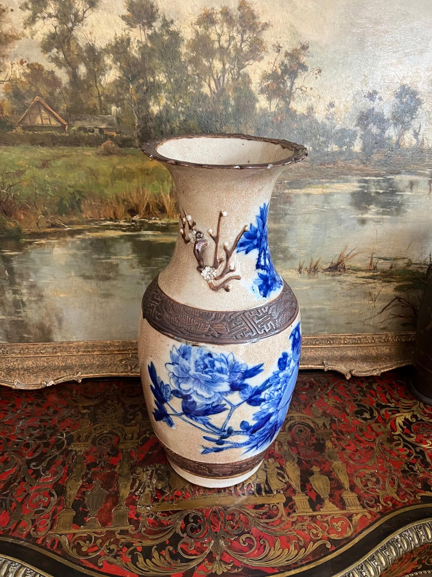 A LATE 19TH CENTURY CHINESE BLUE AND WHITE CRACKLE GLAZED PORCELAIN VASE - Image 4 of 5