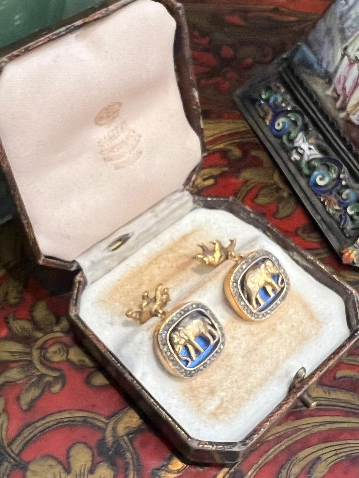 A PAIR OF FABERGE STYLE DIAMOND ENCRUSTED, SILVER GILT AND ENAMELLED CUFFLINKS - Image 10 of 13