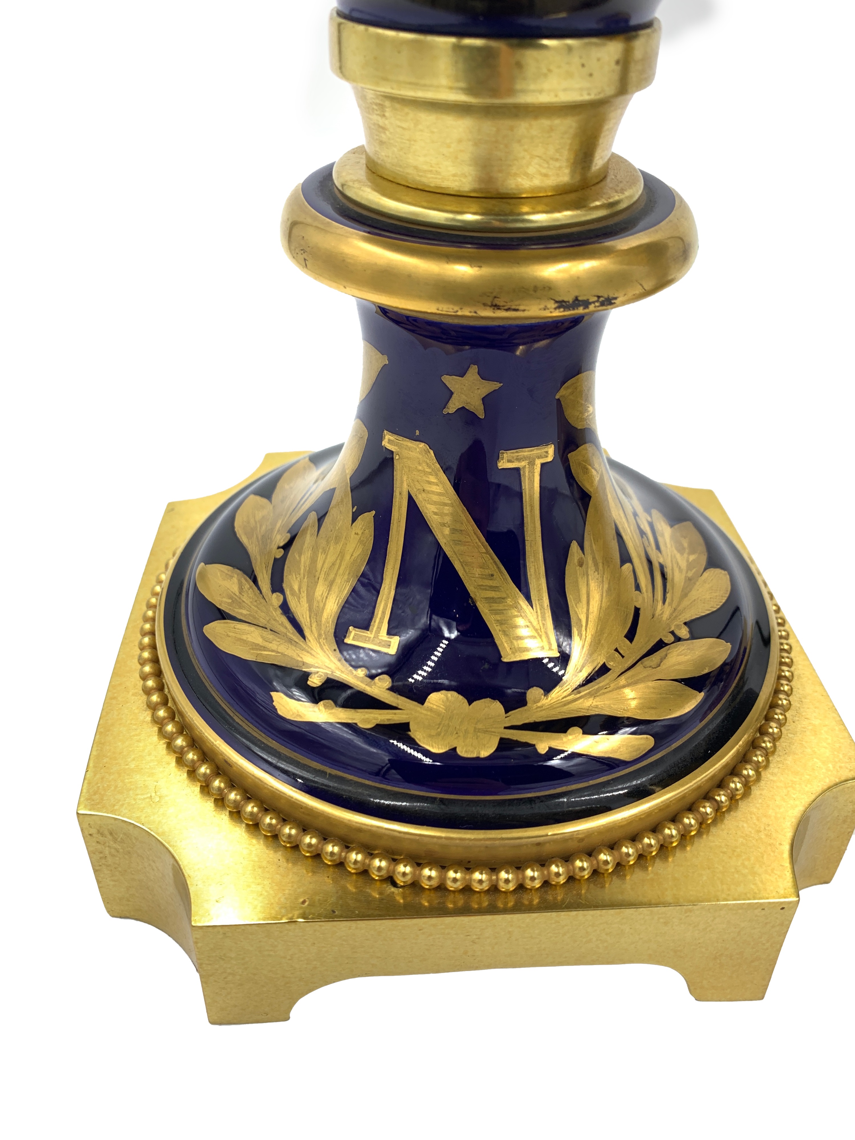 A FINE PAIR OF LATE 19TH / EARLY 20TH CENTURY SEVRES STYLE PORCELAIN NAPOLEON VASES - Image 9 of 14
