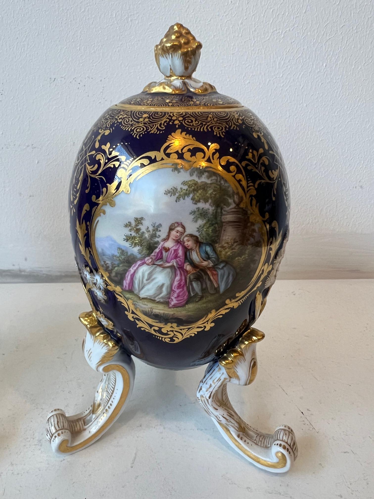 MEISSEN: A PAIR OF LATE 19TH / EARLY 20TH CENTURY PORCELAIN EGG SHAPED TEA CADDIES - Image 14 of 16