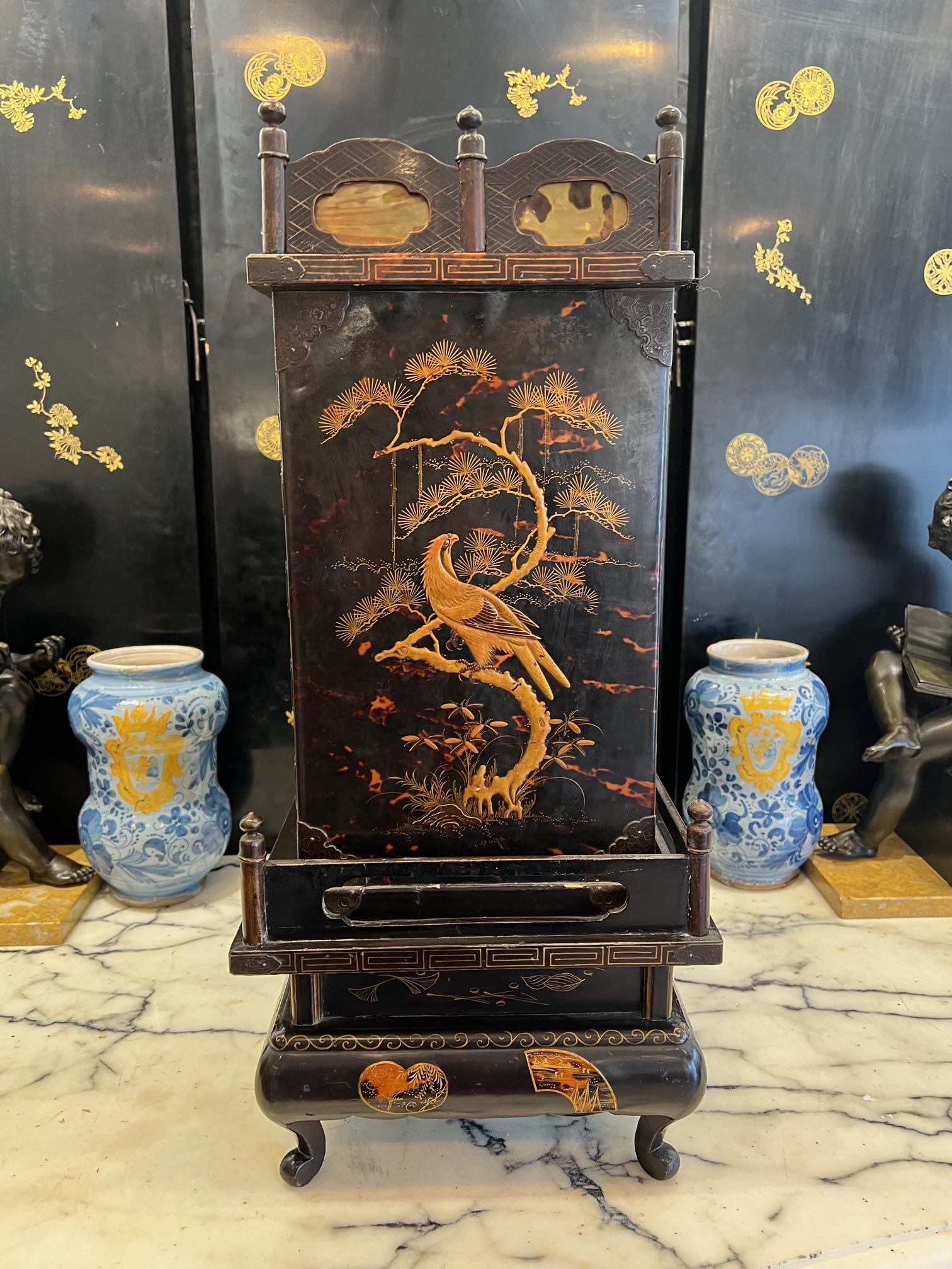 A FINE LATE 19TH CENTURY JAPANESE TORTOISESHELL, LACQUER AND GOLD TABLE CABINET - Bild 8 aus 12