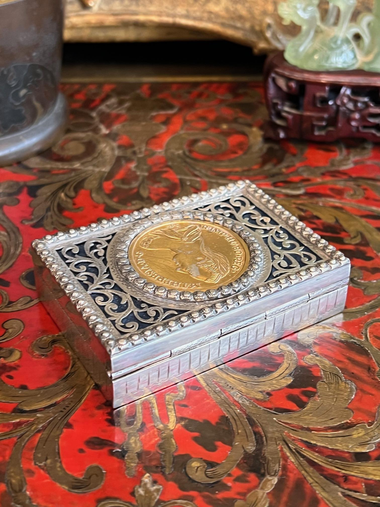 A RUSSIAN SILVER SNUFF BOX INLAID WITH A MARIA THERESA COIN - Image 2 of 6