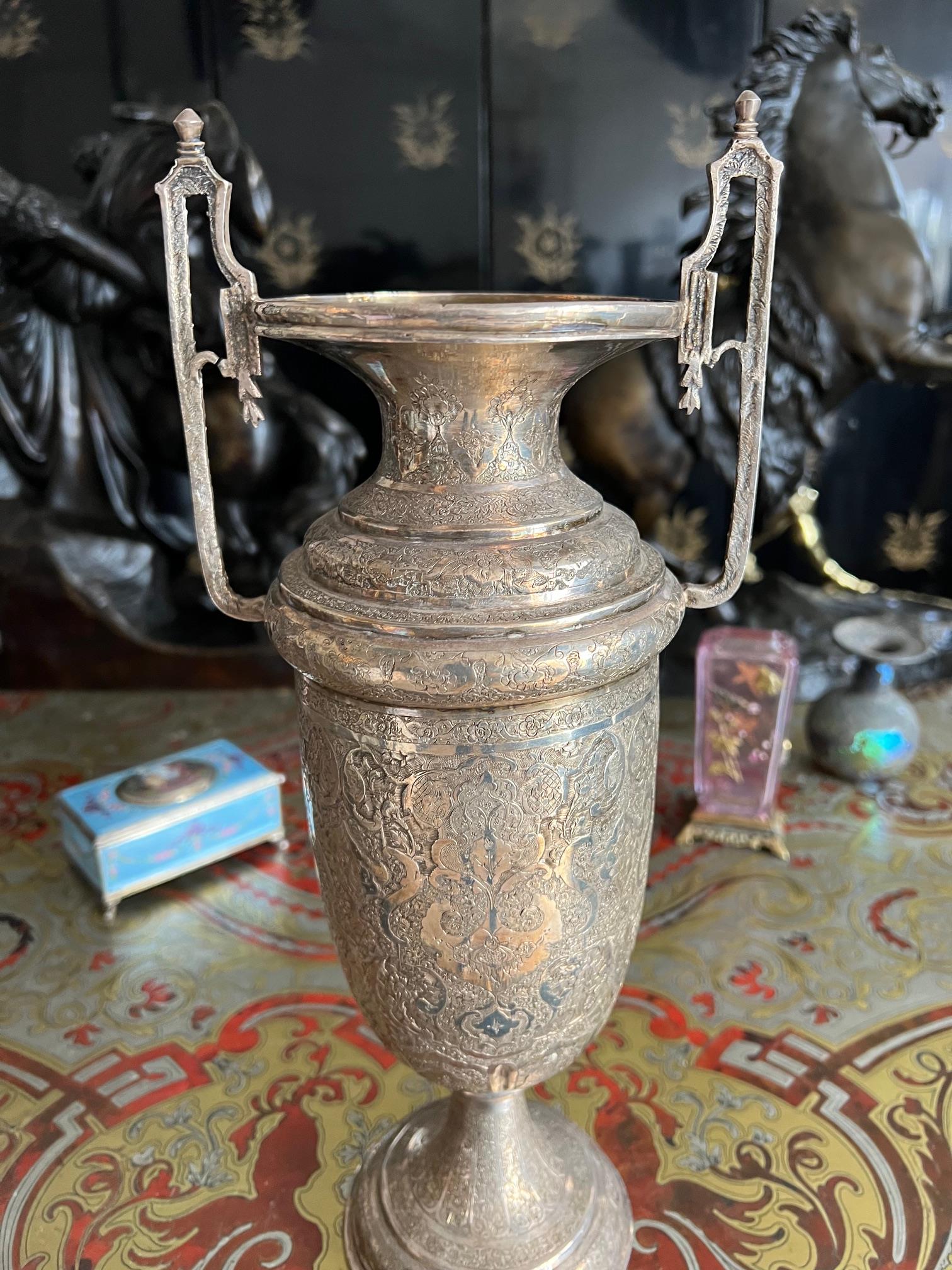 A PERSIAN SILVER TWIN HANDLED VASE - Image 7 of 10