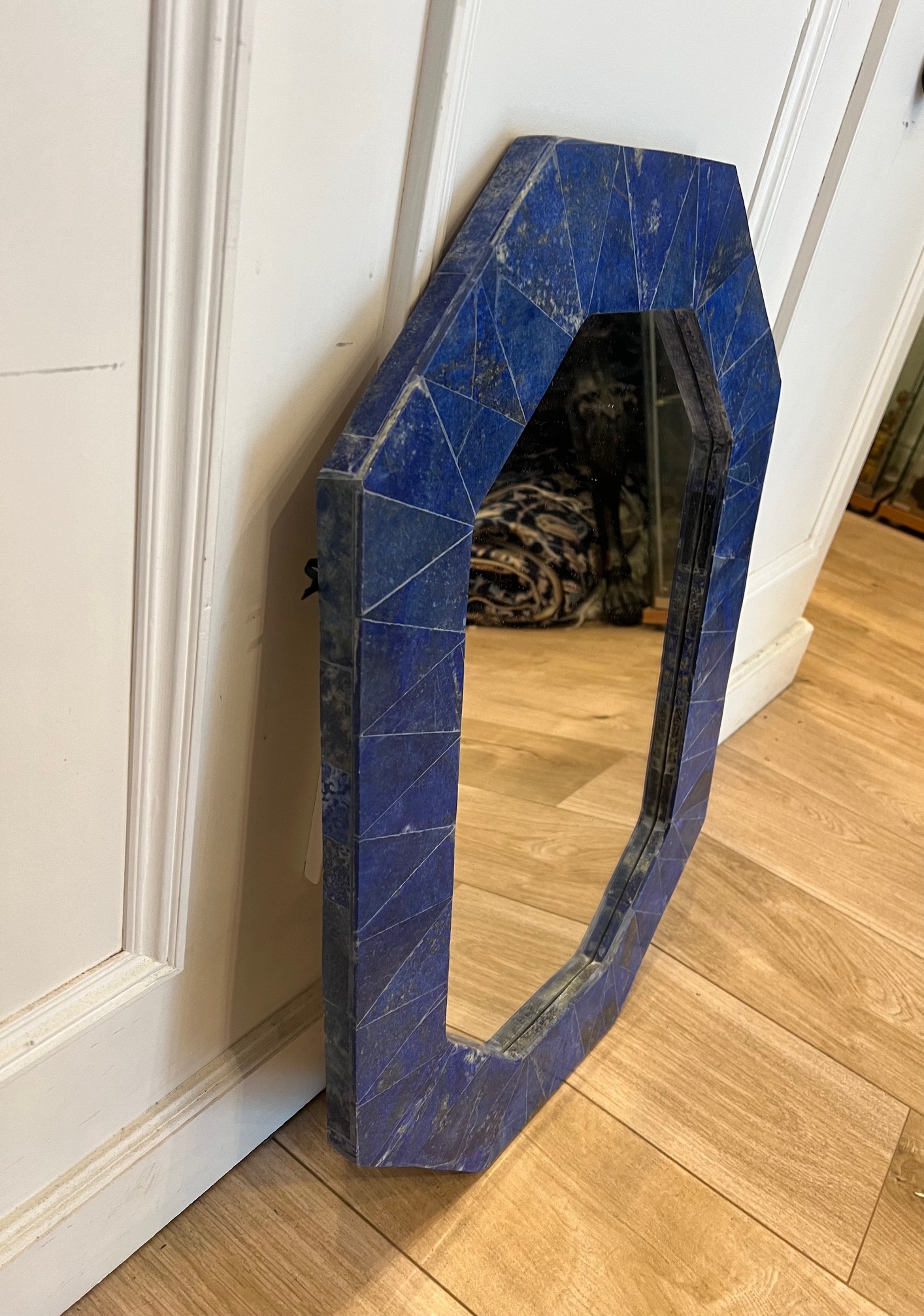 A LARGE LAPIS LAZULI MOUNTED WALL MIRROR - Image 4 of 7