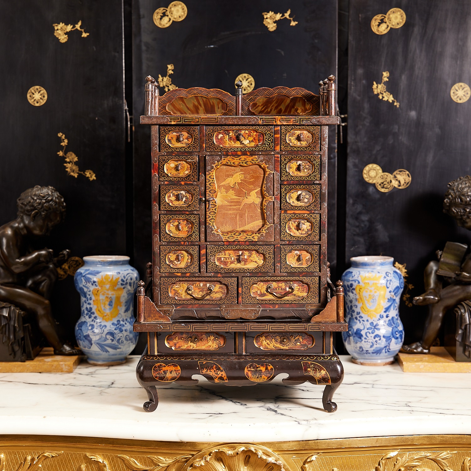 A FINE LATE 19TH CENTURY JAPANESE TORTOISESHELL, LACQUER AND GOLD TABLE CABINET