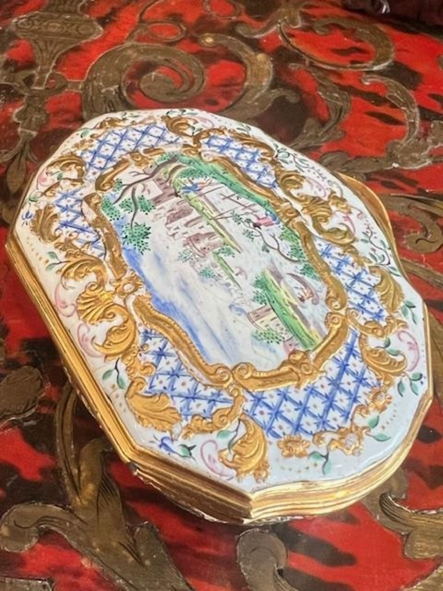 A MID 18TH CENTURY GERMAN SILVER GILT, GOLD MOUNTED AND ENAMELLED SNUFF BOX