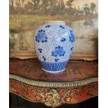 A LARGE CHINESE PORCELAIN BLUE AND WHITE VASE