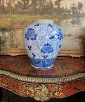 A LARGE CHINESE PORCELAIN BLUE AND WHITE VASE