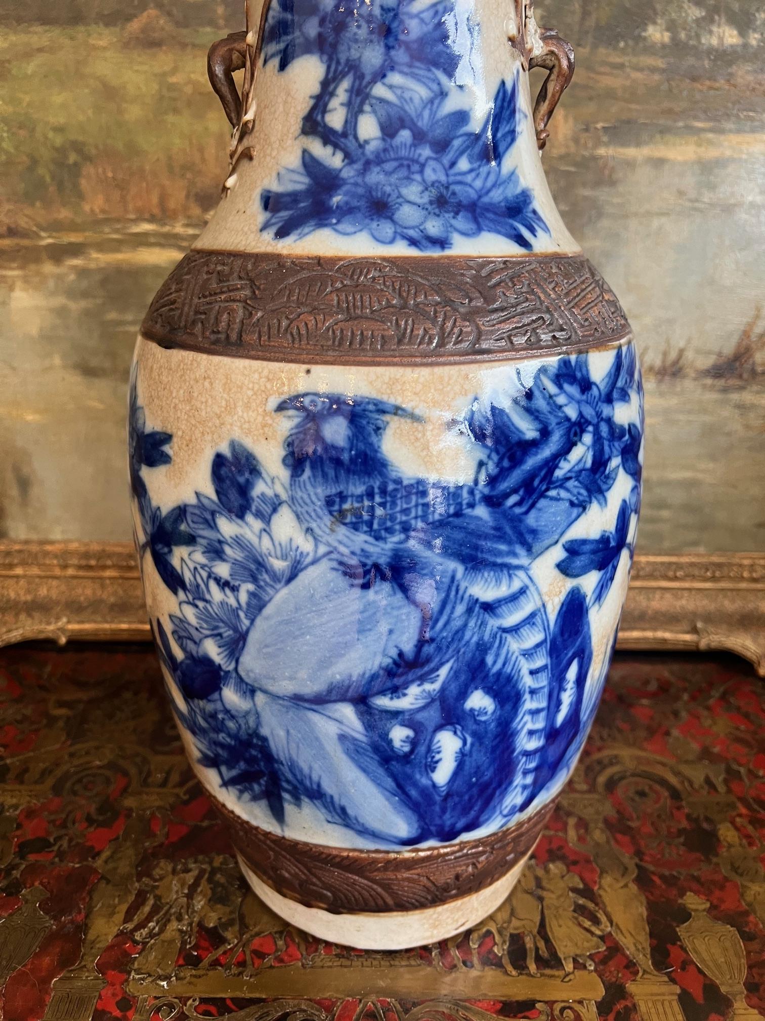 A LATE 19TH CENTURY CHINESE BLUE AND WHITE CRACKLE GLAZED PORCELAIN VASE - Image 2 of 5