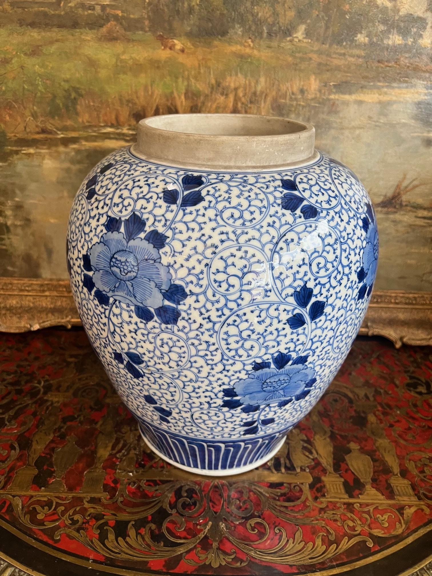 A LARGE CHINESE PORCELAIN BLUE AND WHITE VASE - Image 2 of 4