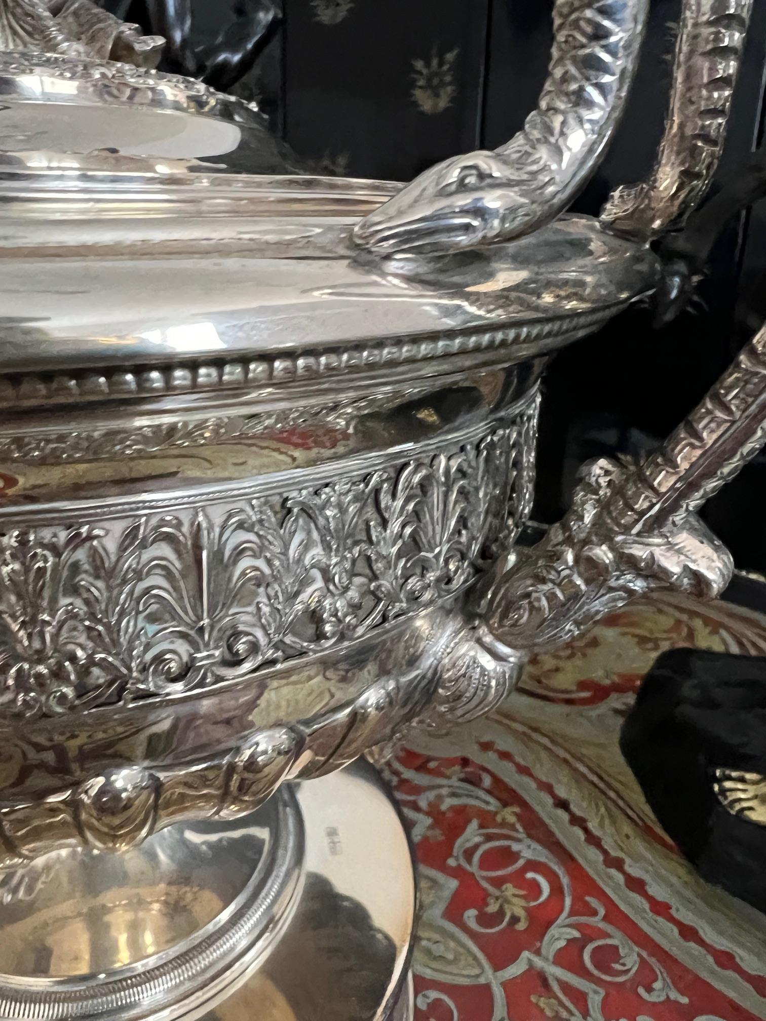 A VERY LARGE SILVER NEO-CLASSICAL STYLE URN AND COVER, ITALIAN, EARLY 20TH CENTURY - Bild 11 aus 13