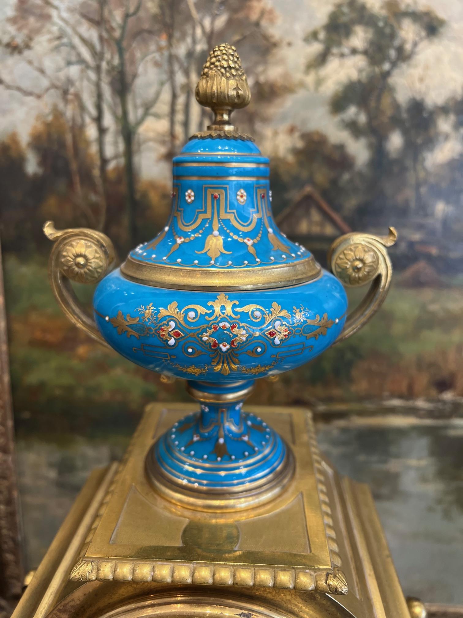 A FINE 19TH CENTURY PORCELAIN MANTEL CLOCK REPUTEDLY OWNED BY EMPRESS EUGENIE, WIFE OF NAPOLEON III - Image 5 of 8