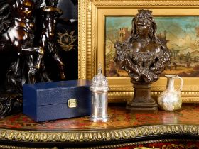 A STERLING SILVER PEPPER GRINDER MODELLED AS ST PAUL'S CATHEDRAL DOME