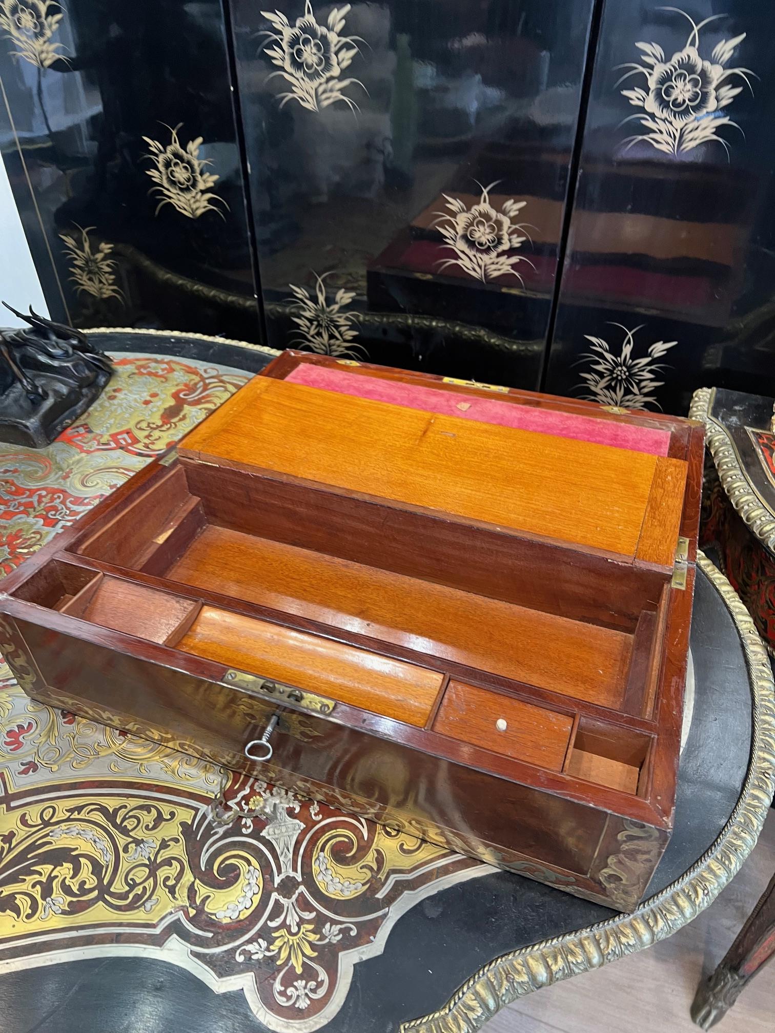 A 19TH CENTURY MAHOGANY AND CUT BRASS WRITING SLOPE - Image 3 of 4