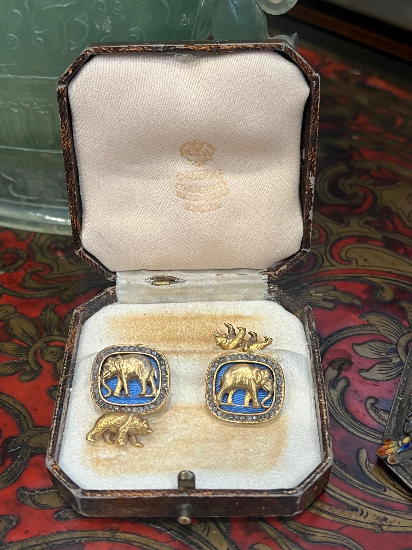 A PAIR OF FABERGE STYLE DIAMOND ENCRUSTED, SILVER GILT AND ENAMELLED CUFFLINKS - Image 13 of 13