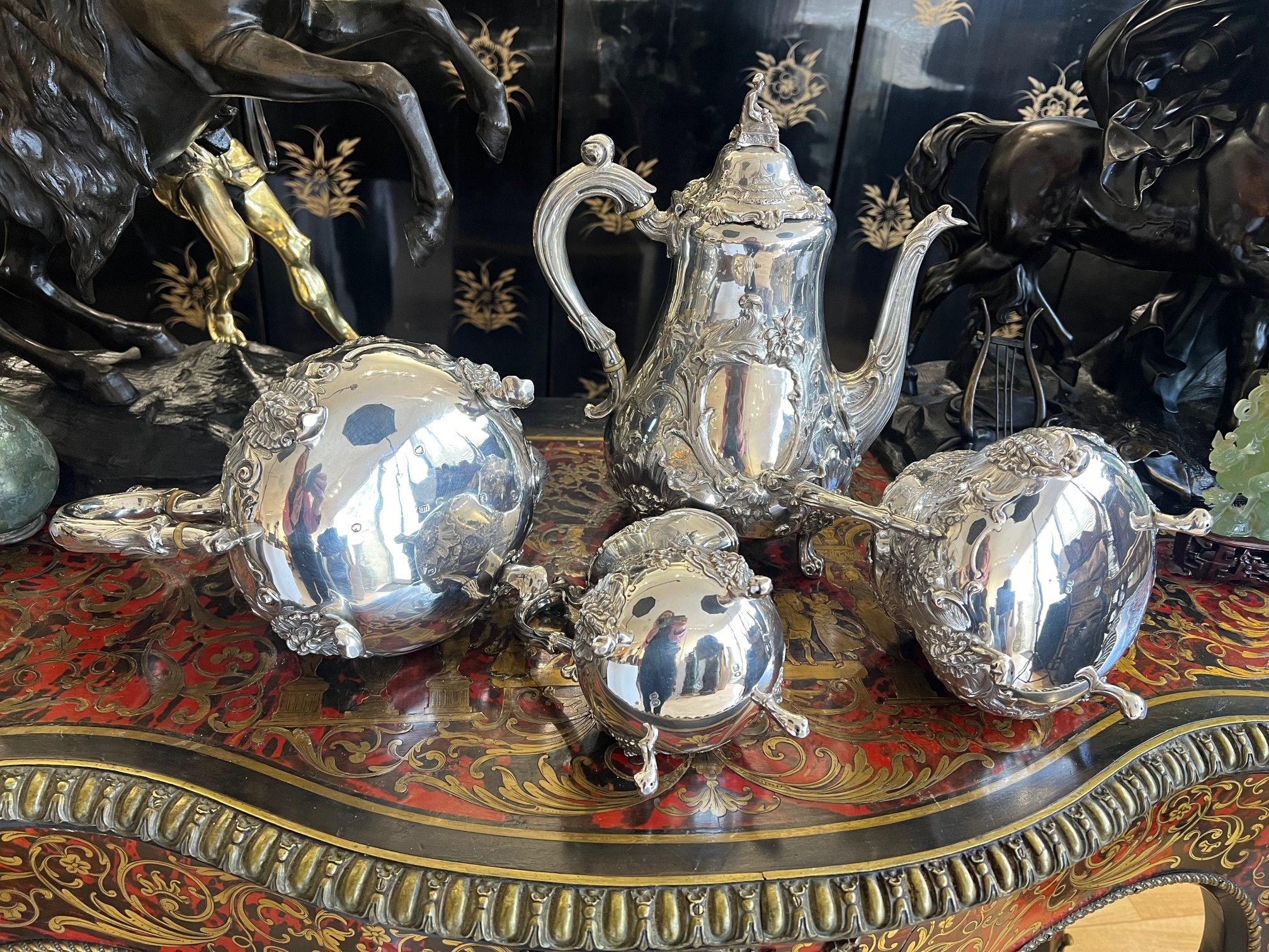 A RARE 19TH CENTURY SILVER TEA AND COFFEE SET WITH SCENES OF TEA AND COFFEE PRODUCTION - Image 9 of 17