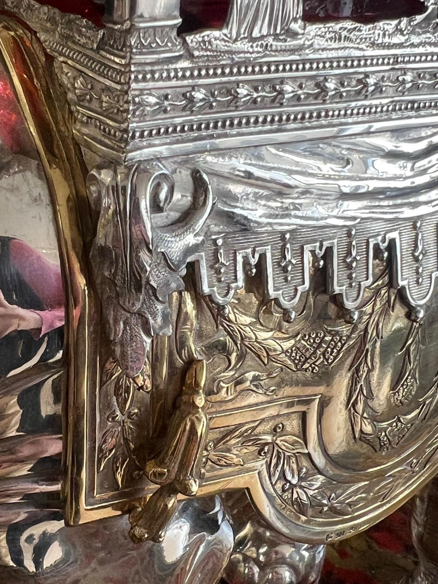 A LARGE SILVER, SILVER GILT AND RUBY GLASS ELEPHANT VASE, GERMAN, 20TH CENTURY - Image 4 of 7