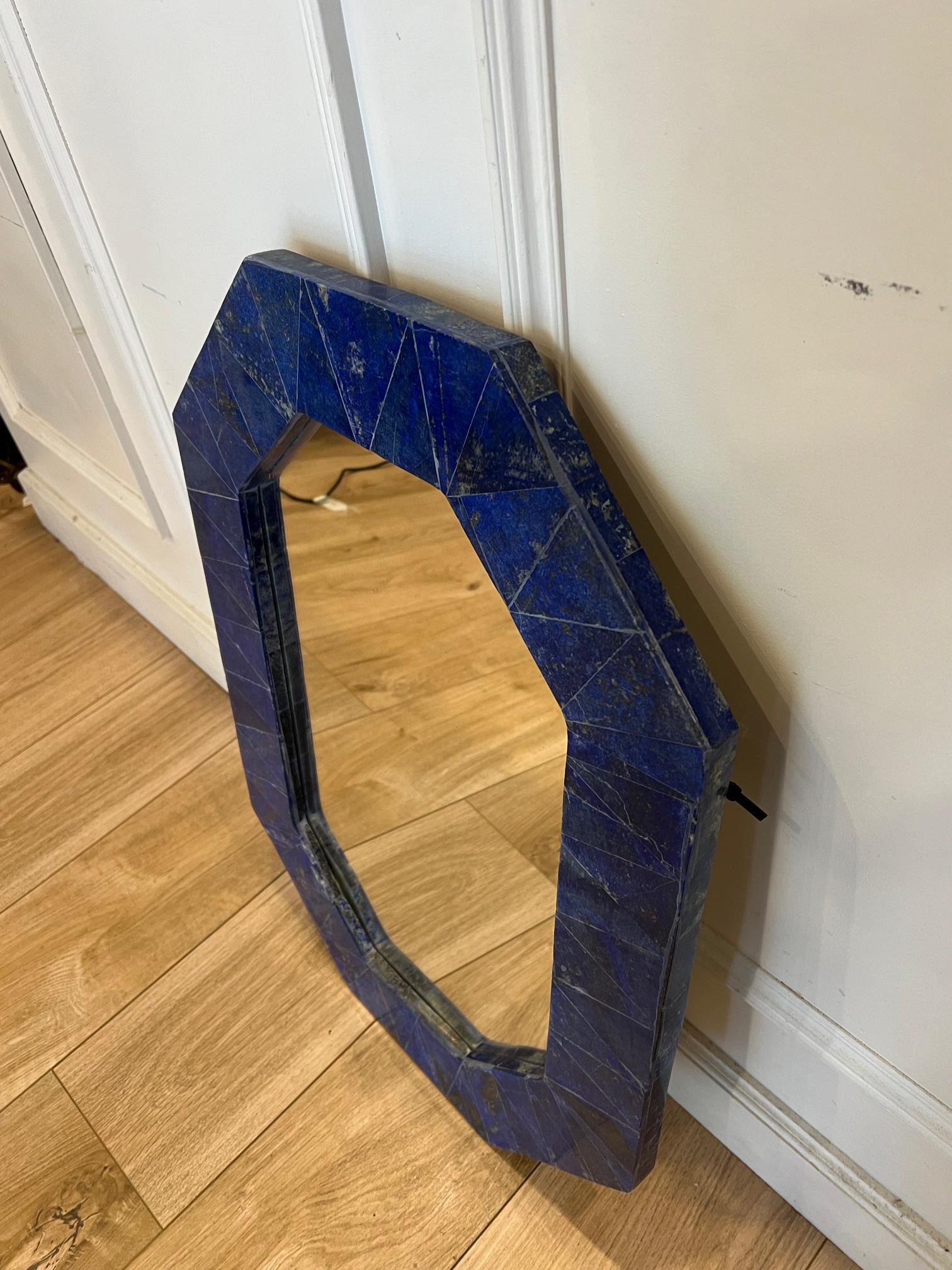 A LARGE LAPIS LAZULI MOUNTED WALL MIRROR - Image 6 of 7