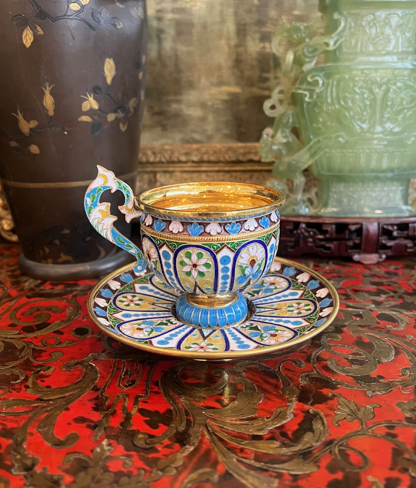 A SOLID SILVER GILT AND ENAMEL CUP AND SAUCER IN THE MANNER OF OVCHINNIKOV
