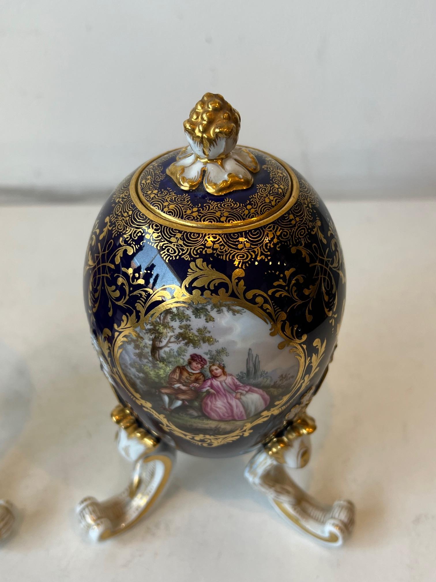 MEISSEN: A PAIR OF LATE 19TH / EARLY 20TH CENTURY PORCELAIN EGG SHAPED TEA CADDIES - Image 6 of 16