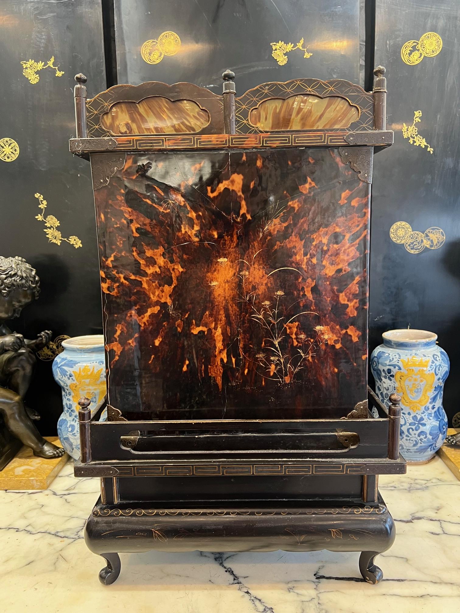 A FINE LATE 19TH CENTURY JAPANESE TORTOISESHELL, LACQUER AND GOLD TABLE CABINET - Bild 3 aus 12