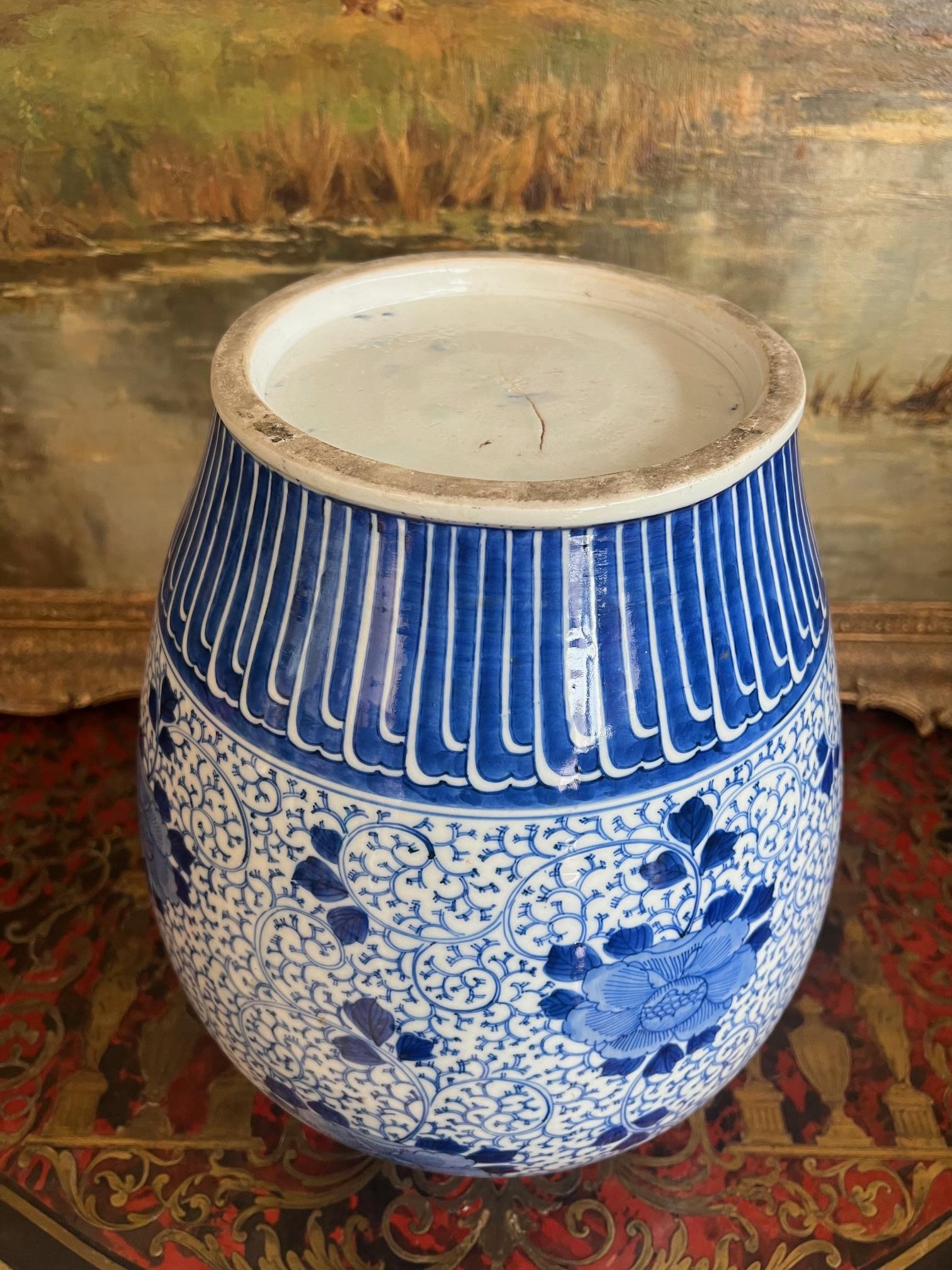 A LARGE CHINESE PORCELAIN BLUE AND WHITE VASE - Image 3 of 4