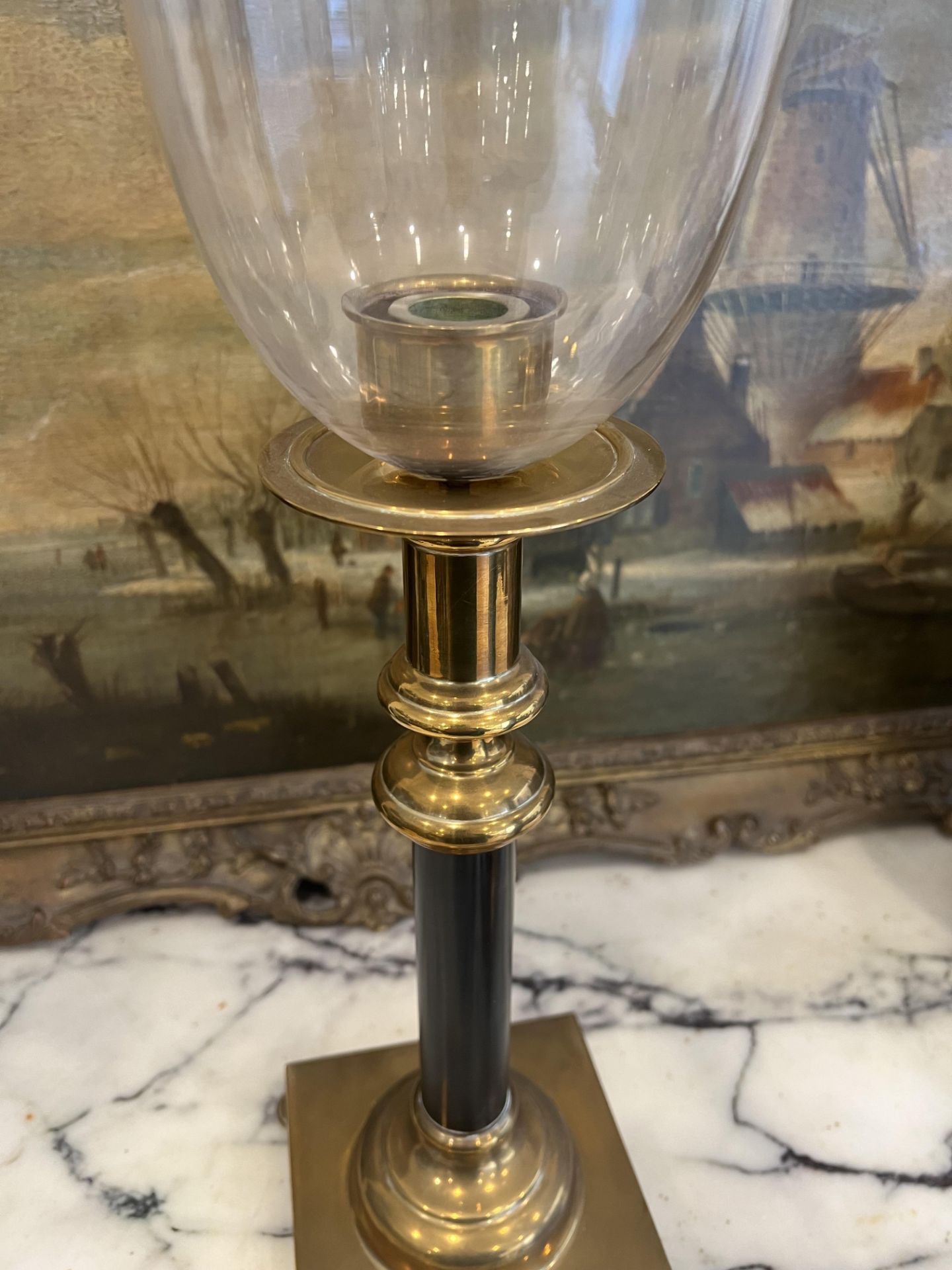 A PAIR OF REGENCY STYLE BRASS HURRICANE LAMPS - Image 4 of 4