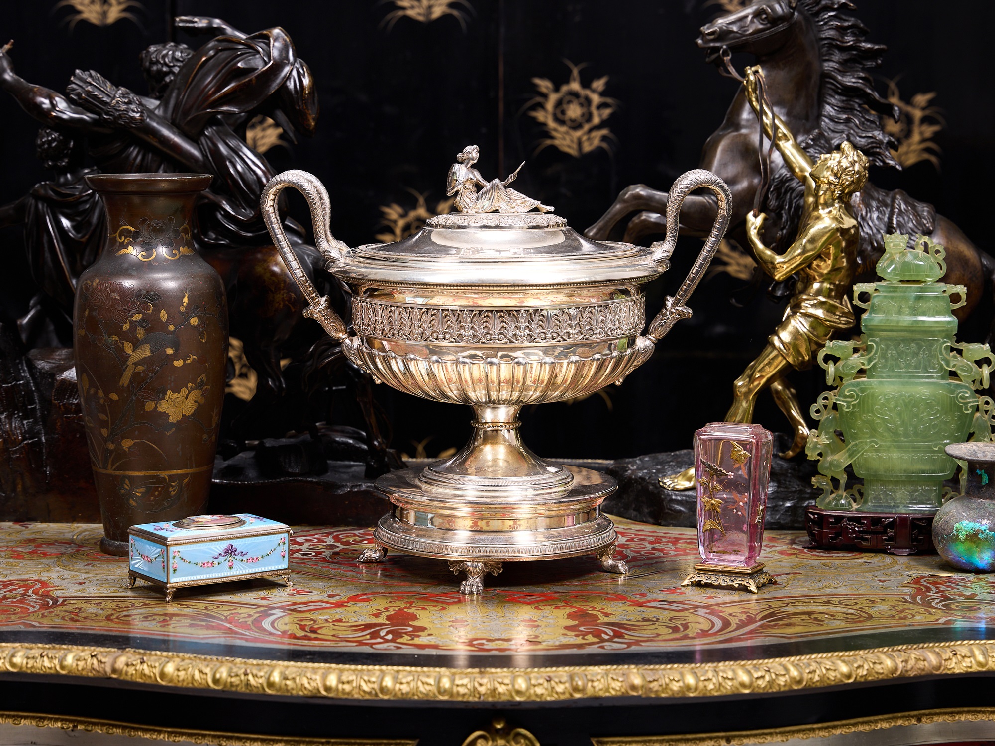 A VERY LARGE SILVER NEO-CLASSICAL STYLE URN AND COVER, ITALIAN, EARLY 20TH CENTURY